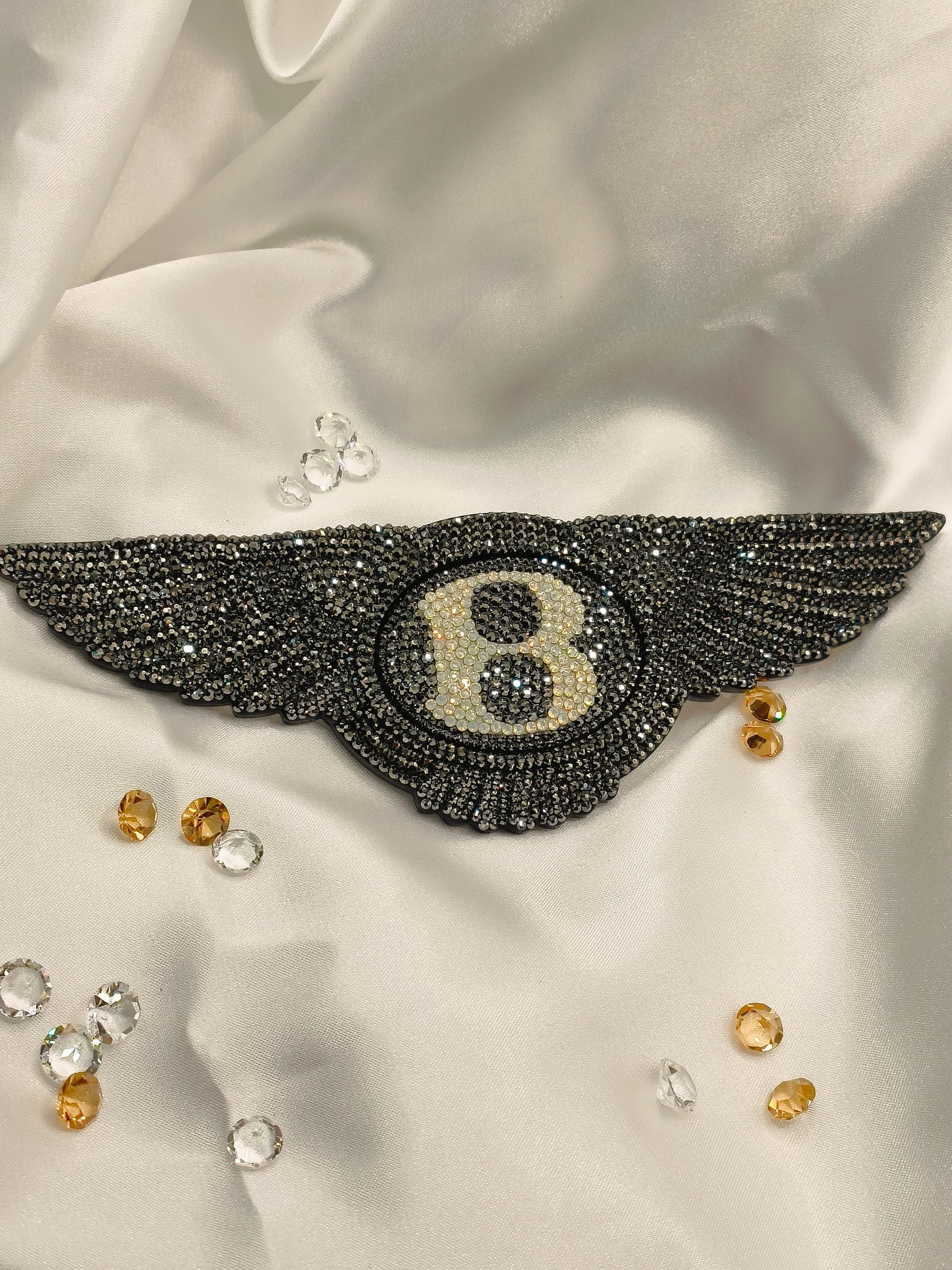 Original OEM Bentley | Logo Emblem Vorn oder Hinten | mit original Swarovski®/Preciosa® Kristallen - Black Saphir Crystals