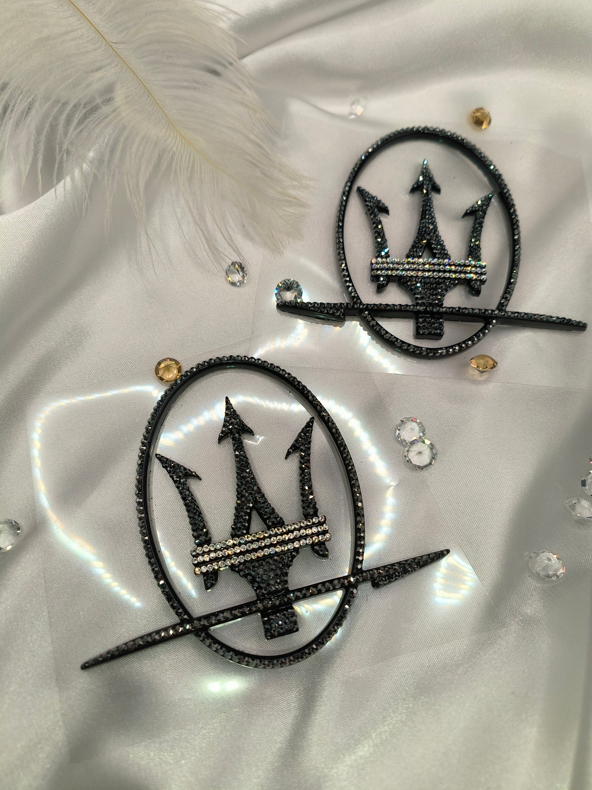 Original OEM | Maserati Logo Emblem Set links+rechts | mit original Preciosa® Kristallen - Black Saphir Crystals