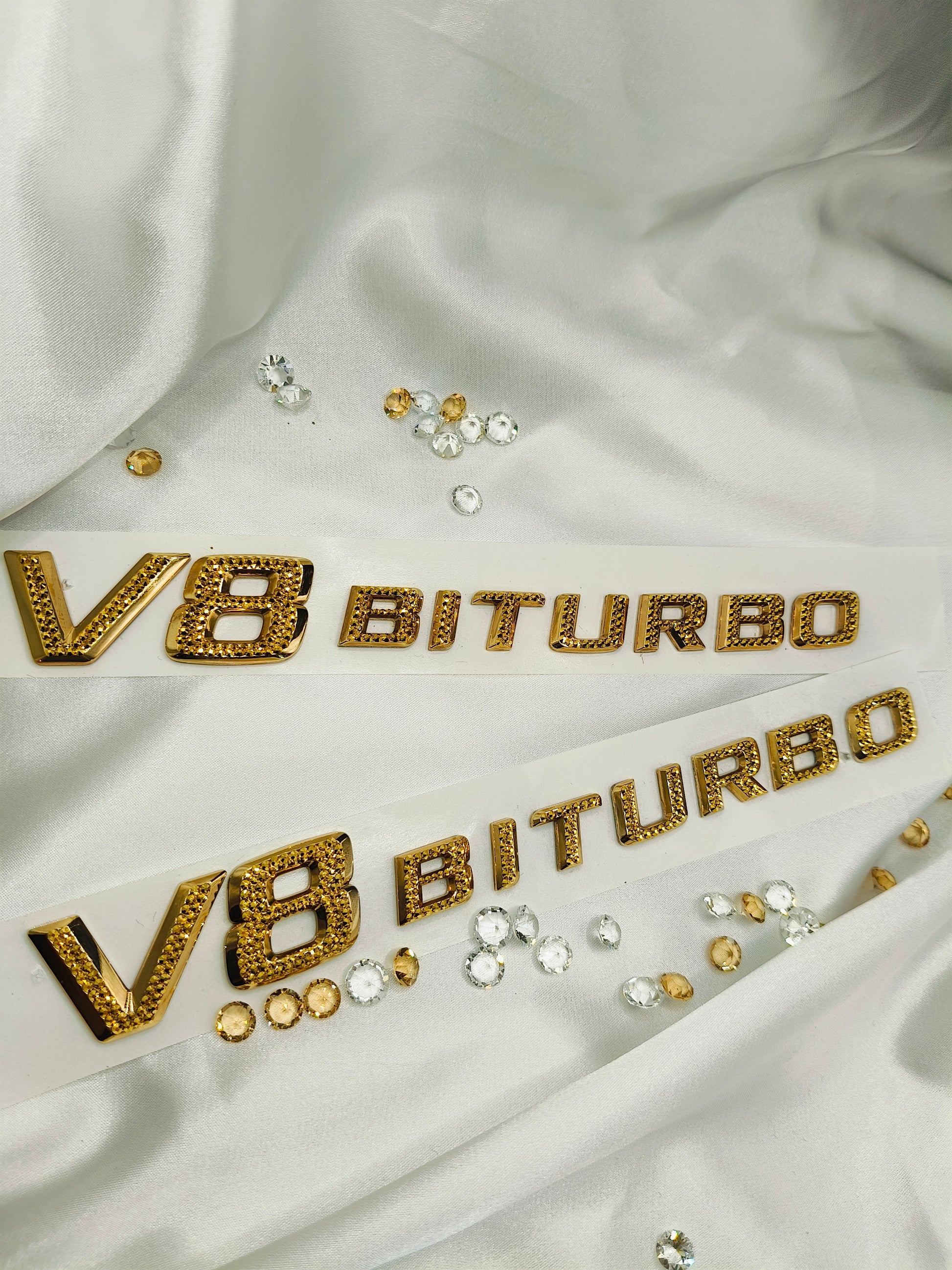 Original OEM | Mercedes-Benz AMG V8 Biturbo Gold 24k Logo Emblem Set 2 Stück | mit original Preciosa® Kristallen - Black Saphir Crystals