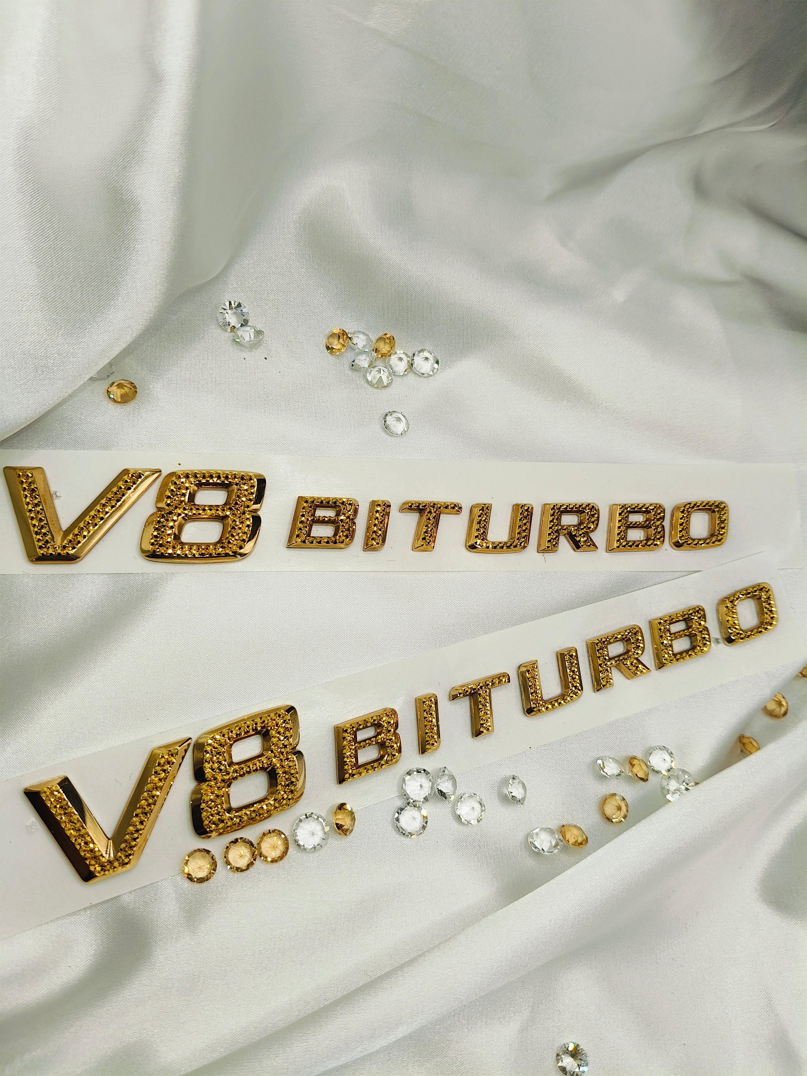 Original OEM | Mercedes-Benz AMG V8 Biturbo Gold 24k Logo Emblem Set 2 Stück | mit original Preciosa® Kristallen