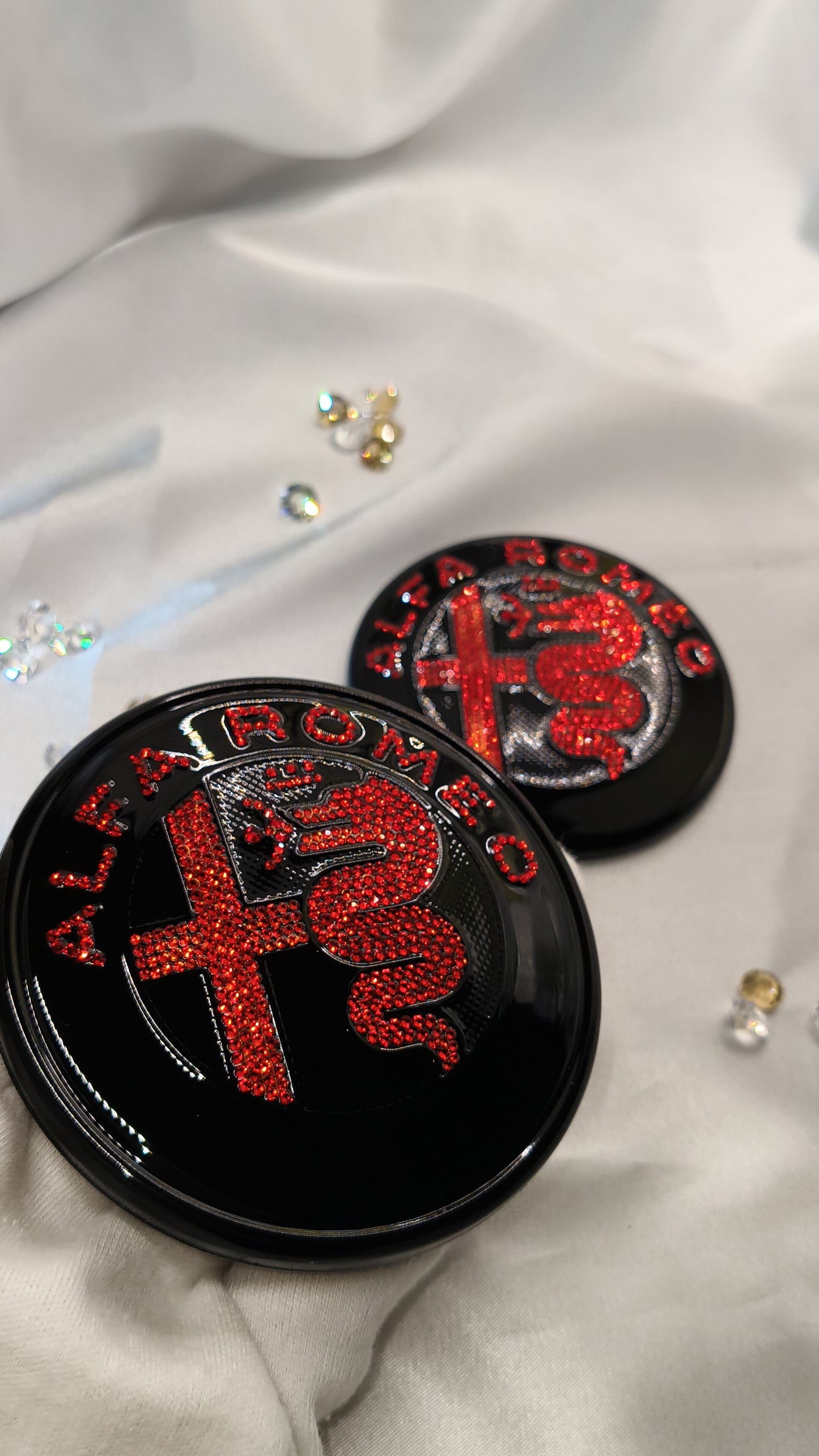 Original OEM Alfa Romeo | Logo Emblem Set vorn+hinten Schwarz/Rot | mit original Preciosa® Kristallen - Black Saphir Crystals