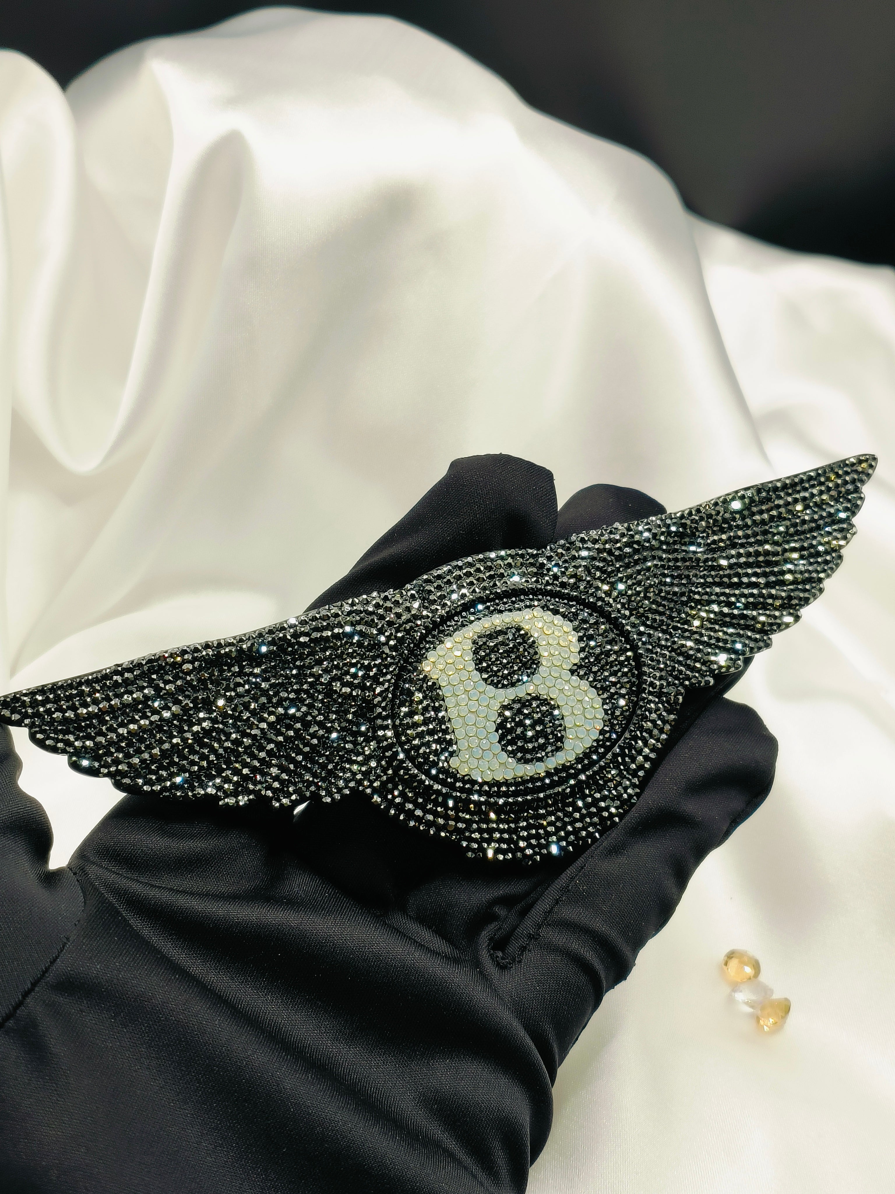 Original OEM Bentley | Logo Emblem Vorn oder Hinten | mit original Swarovski®/Preciosa® Kristallen - Black Saphir Crystals