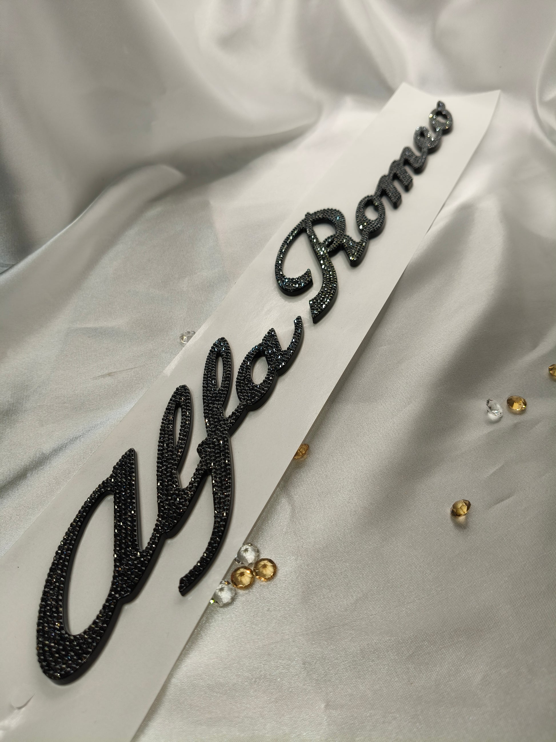 Original OEM Alfa Romeo Junior | Logo Schrift Emblem hinten Schwarz | mit original Preciosa® Kristallen - Black Saphir Crystals