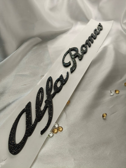 Original OEM Alfa Romeo Junior | Logo Schrift Emblem hinten Schwarz | mit original Preciosa® Kristallen - Black Saphir Crystals