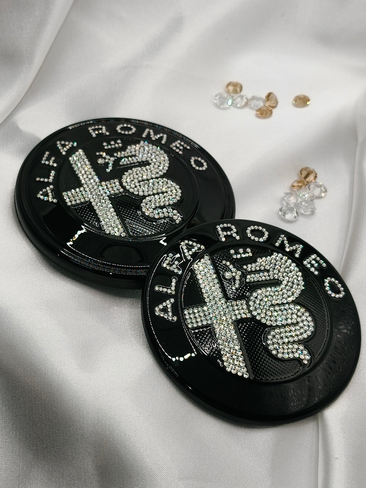 Original OEM Alfa Romeo | Logo Emblem Set vorn+hinten | mit original Preciosa® Kristallen - Black Saphir Crystals