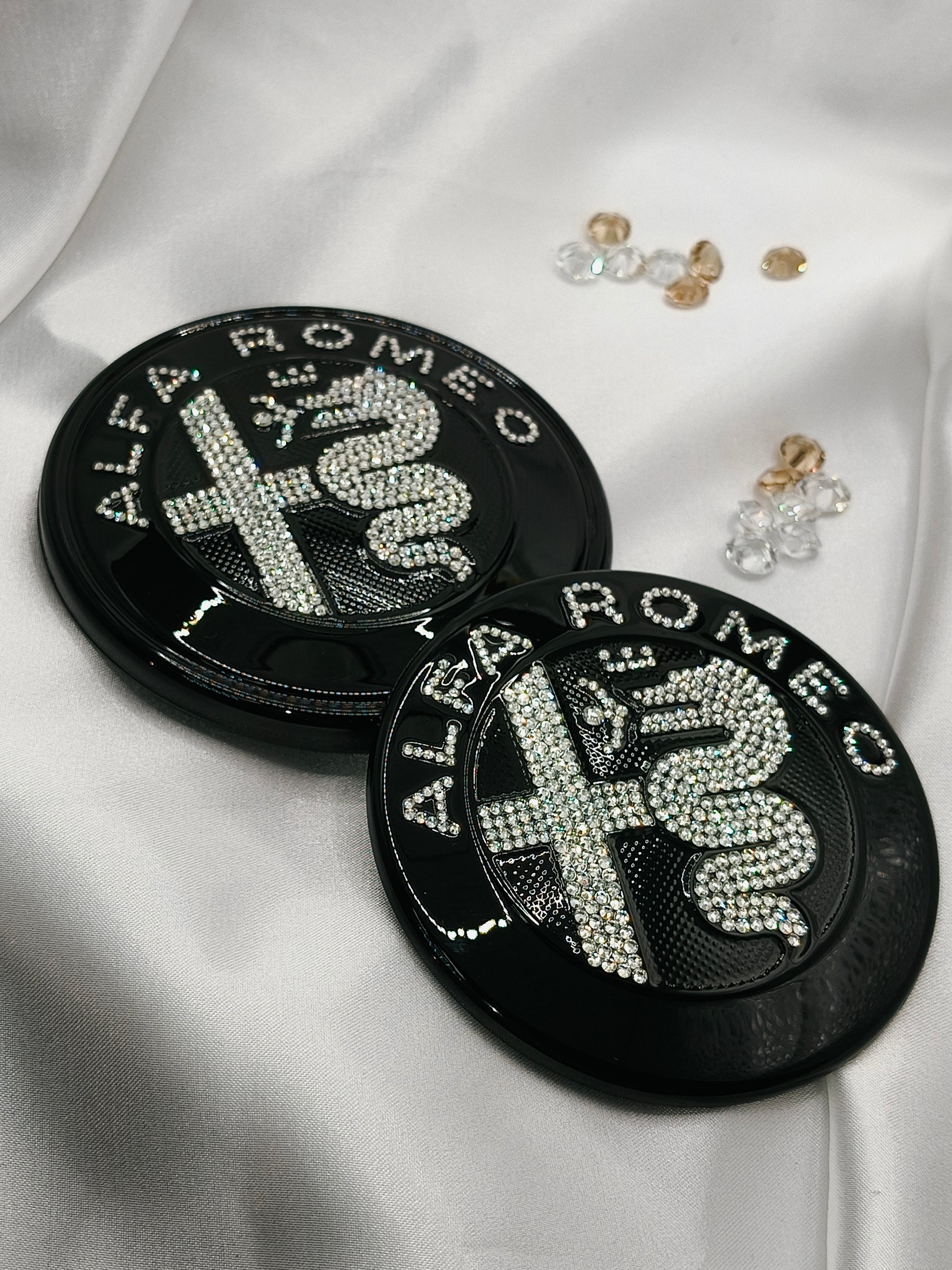 Original OEM Alfa Romeo | Logo Emblem Set vorn+hinten | mit original Preciosa® Kristallen - Black Saphir Crystals