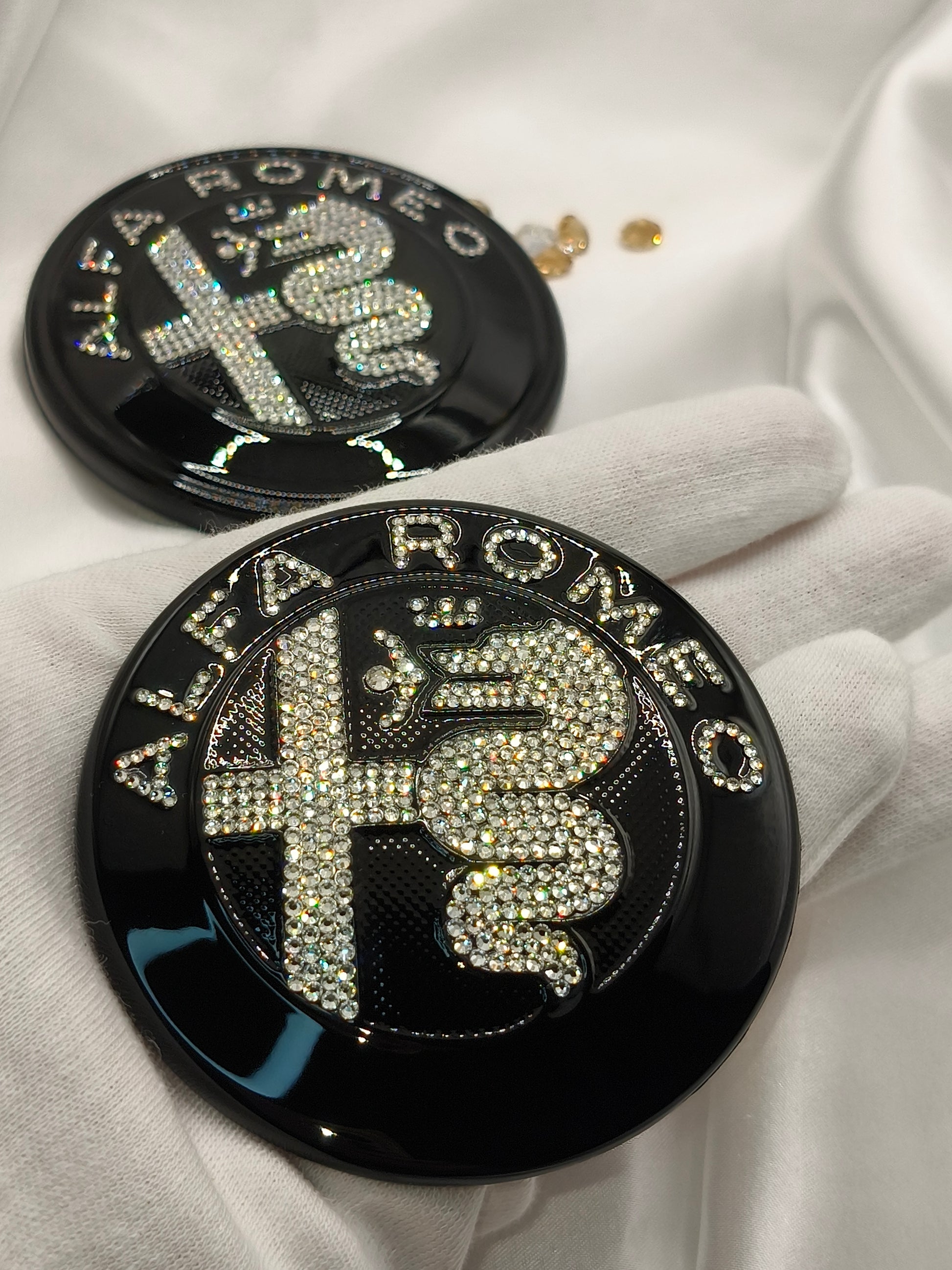 Original OEM Alfa Romeo | Logo Emblem Set vorn+hinten | mit original Preciosa® Kristallen - Black Saphir Crystals