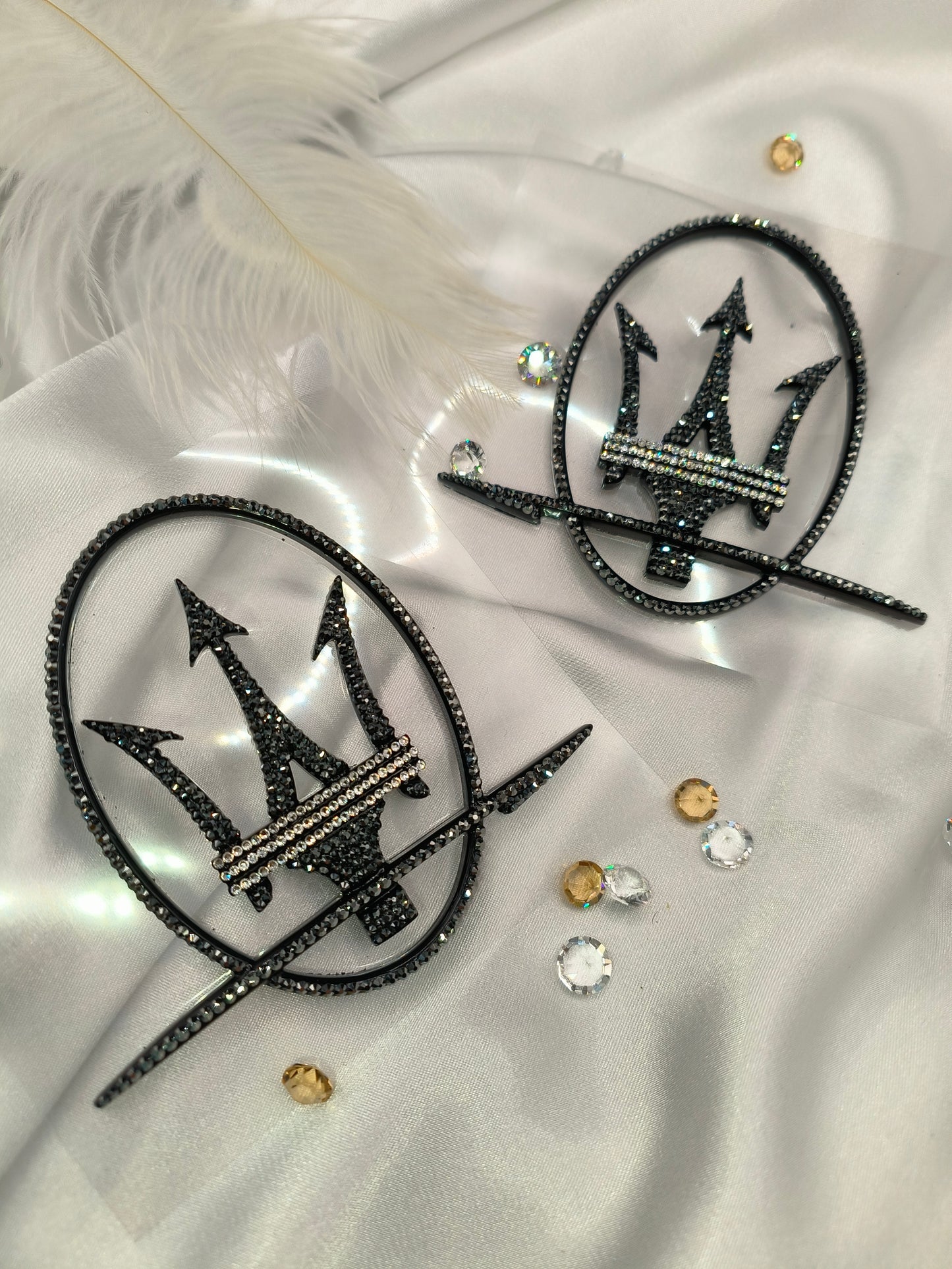 Original OEM | Maserati Logo Emblem Set links+rechts | mit original Preciosa® Kristallen - Black Saphir Crystals