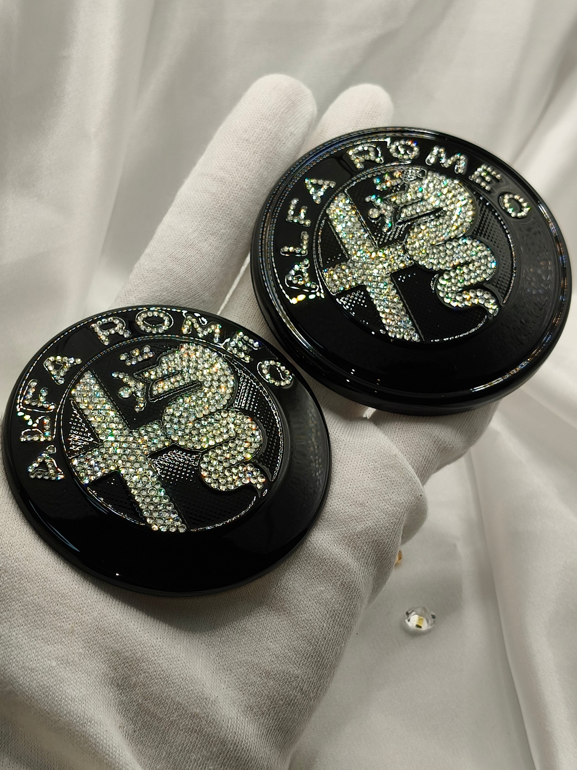 Original OEM Alfa Romeo | Logo Emblem Set vorn+hinten | mit original Preciosa® Kristallen - Black Saphir Crystals