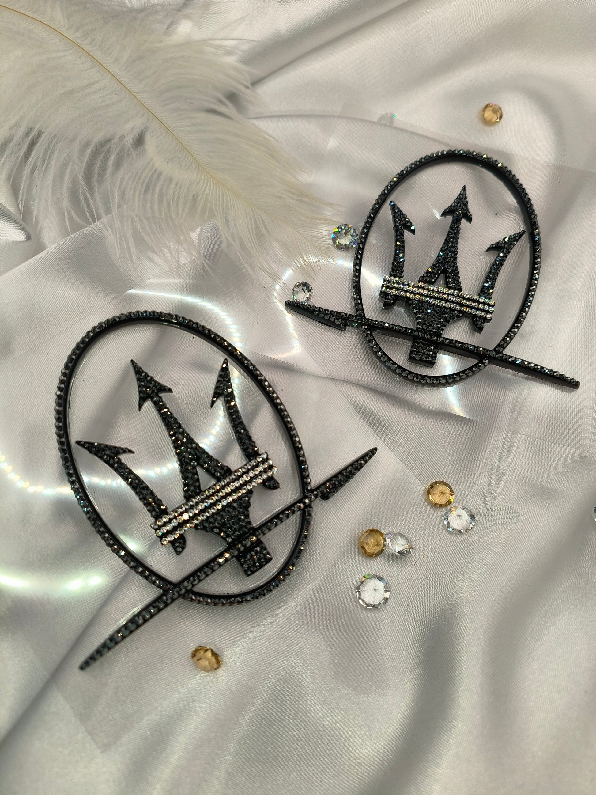 Original OEM | Maserati Logo Emblem Set links+rechts | mit original Preciosa® Kristallen - Black Saphir Crystals