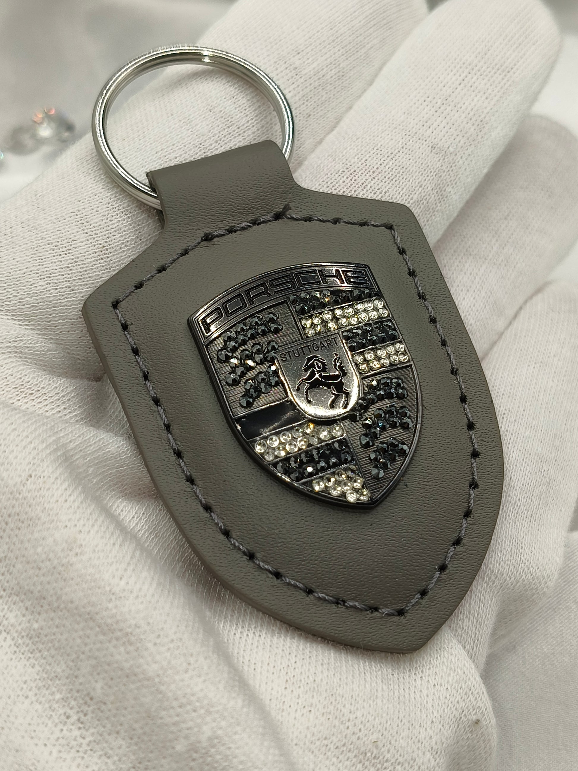 Original OEM | Porsche Turbonit (Limited Edition) grau Logo Emblem Schlüsselanhänger | mit original Preciosa Kristallen® - Black Saphir Crystals