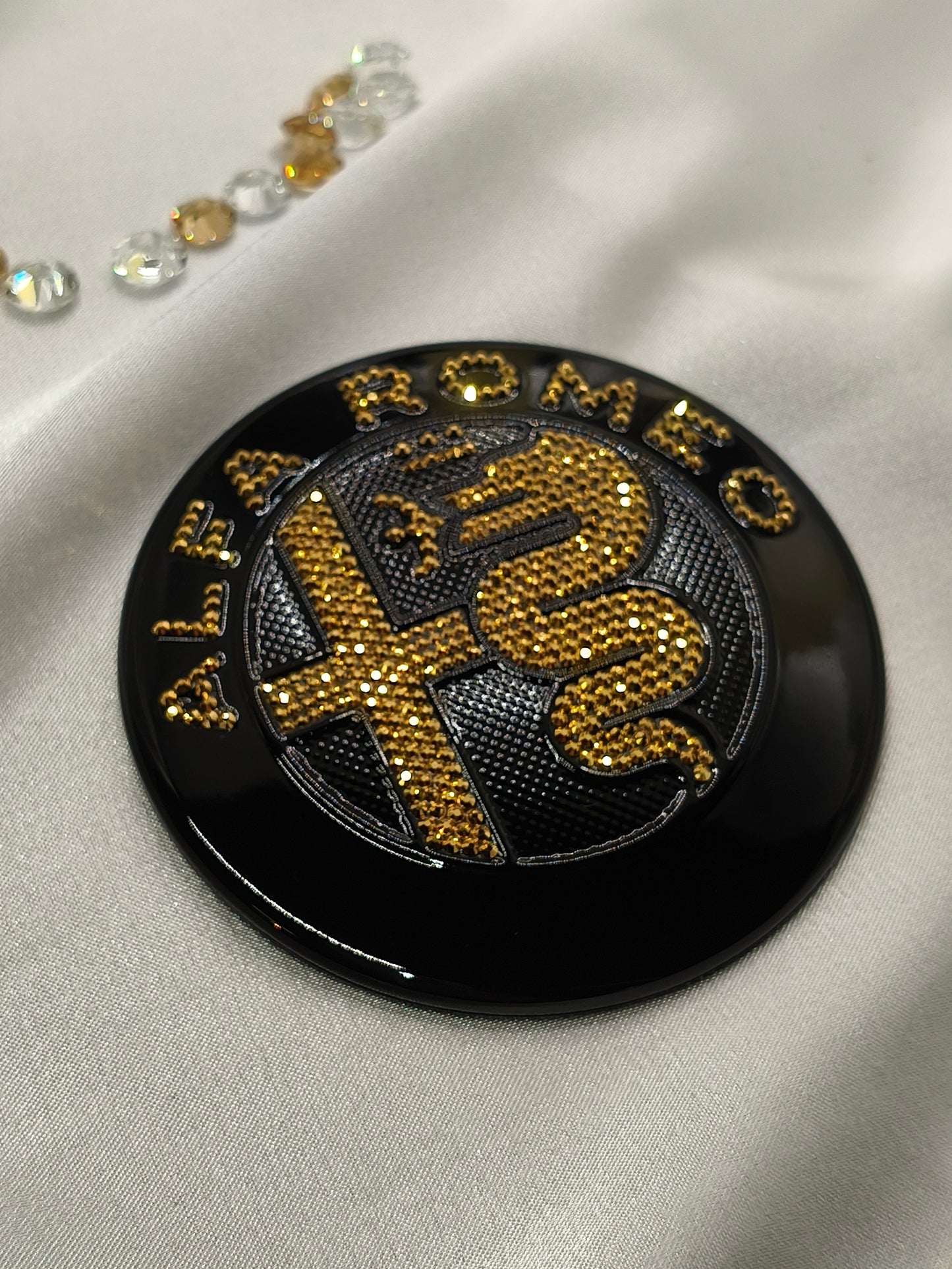 Original OEM Alfa Romeo | Logo Emblem Set vorn+hinten Schwarz/Gold | mit original Preciosa® Kristallen