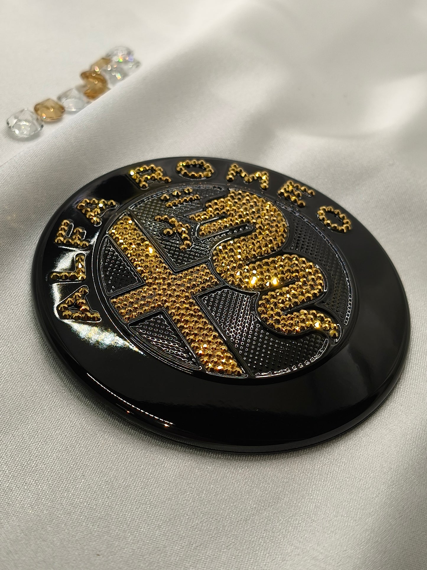 Original OEM Alfa Romeo | Logo Emblem Set vorn+hinten Schwarz/Gold | mit original Preciosa® Kristallen
