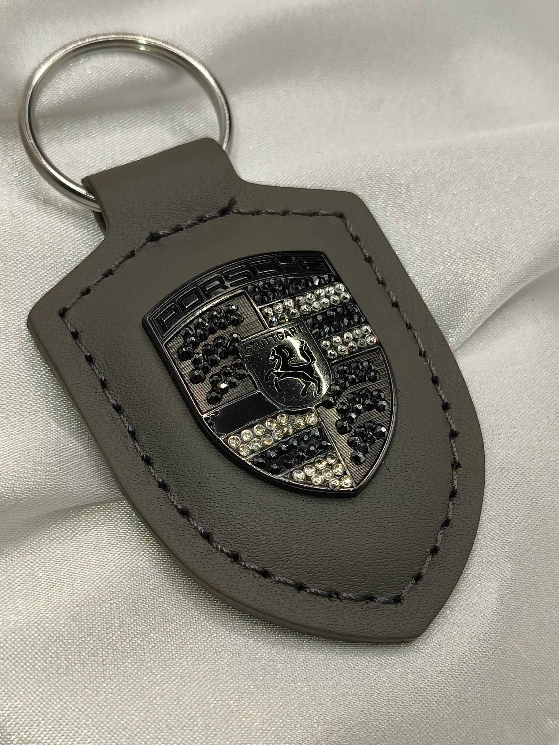 Original OEM | Porsche Turbonit (Limited Edition) grau Logo Emblem Schlüsselanhänger | mit original Preciosa Kristallen® - Black Saphir Crystals