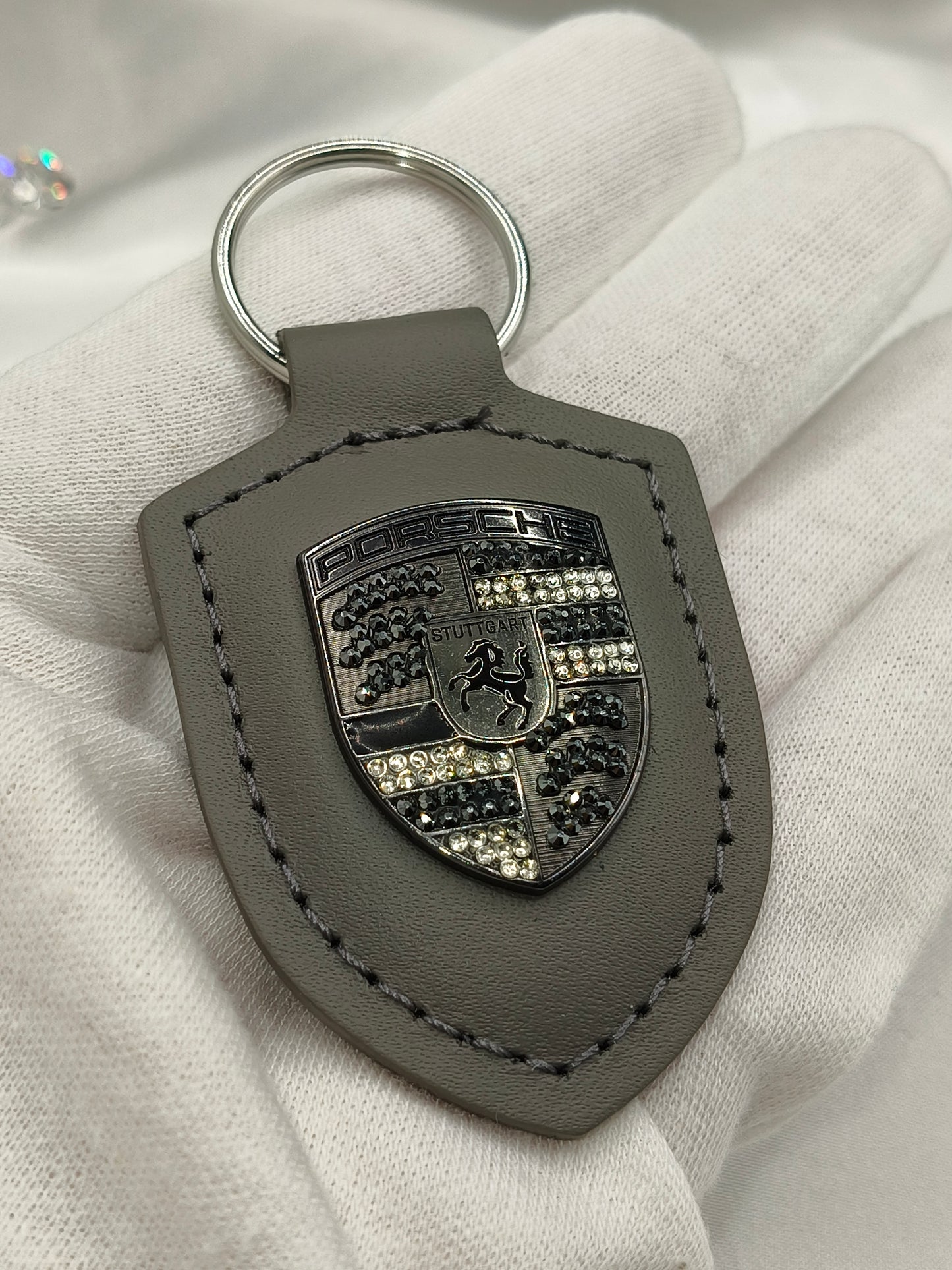 Original OEM | Porsche Turbonit (Limited Edition) grau Logo Emblem Schlüsselanhänger | mit original Preciosa Kristallen® - Black Saphir Crystals