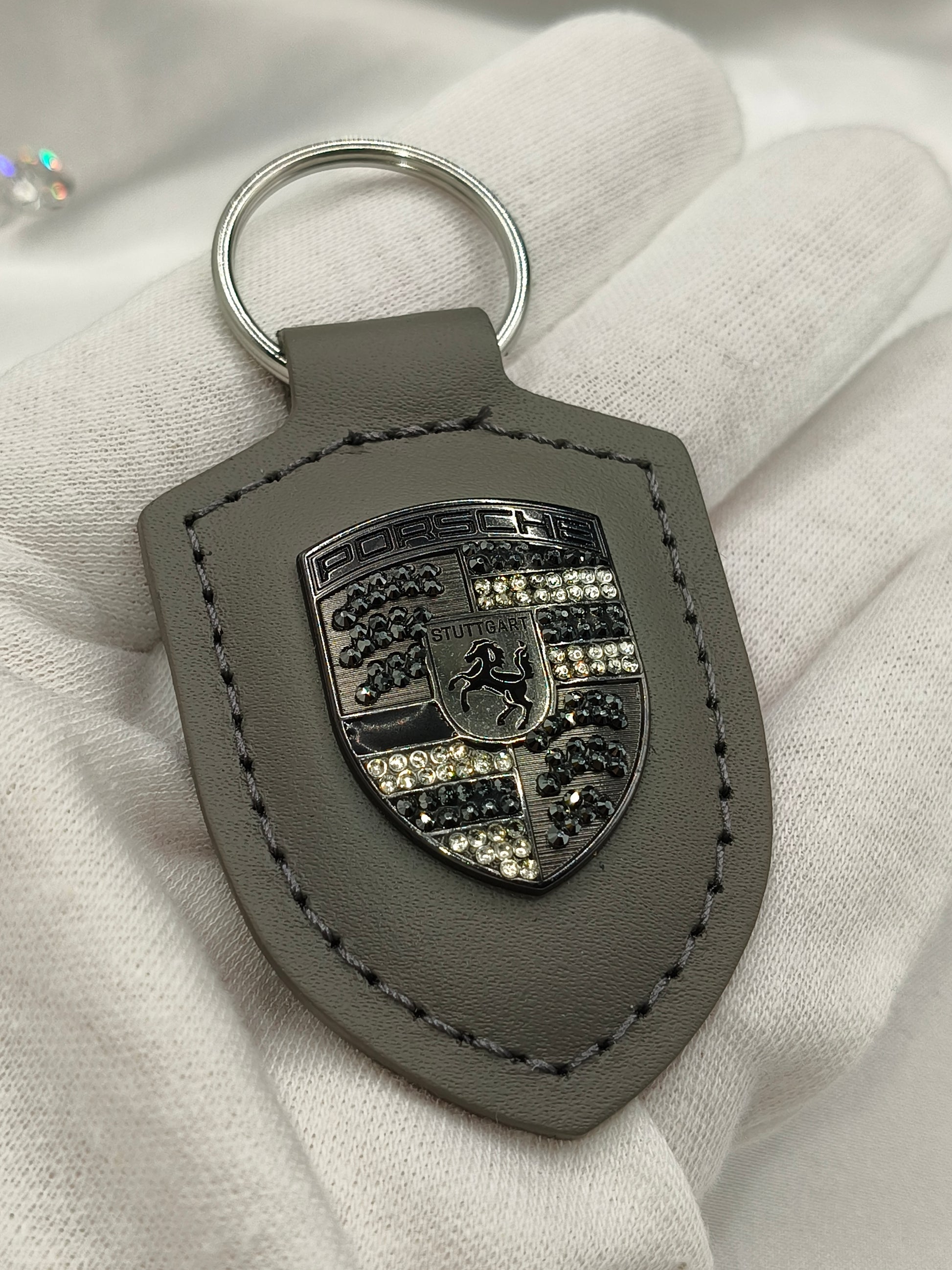Original OEM | Porsche Turbonit (Limited Edition) grau Logo Emblem Schlüsselanhänger | mit original Preciosa Kristallen® - Black Saphir Crystals