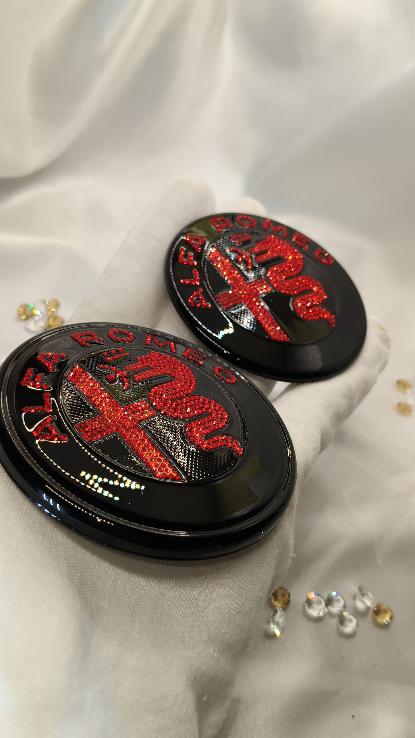 Original OEM Alfa Romeo | Logo Emblem Set vorn+hinten Schwarz/Rot | mit original Preciosa® Kristallen - Black Saphir Crystals