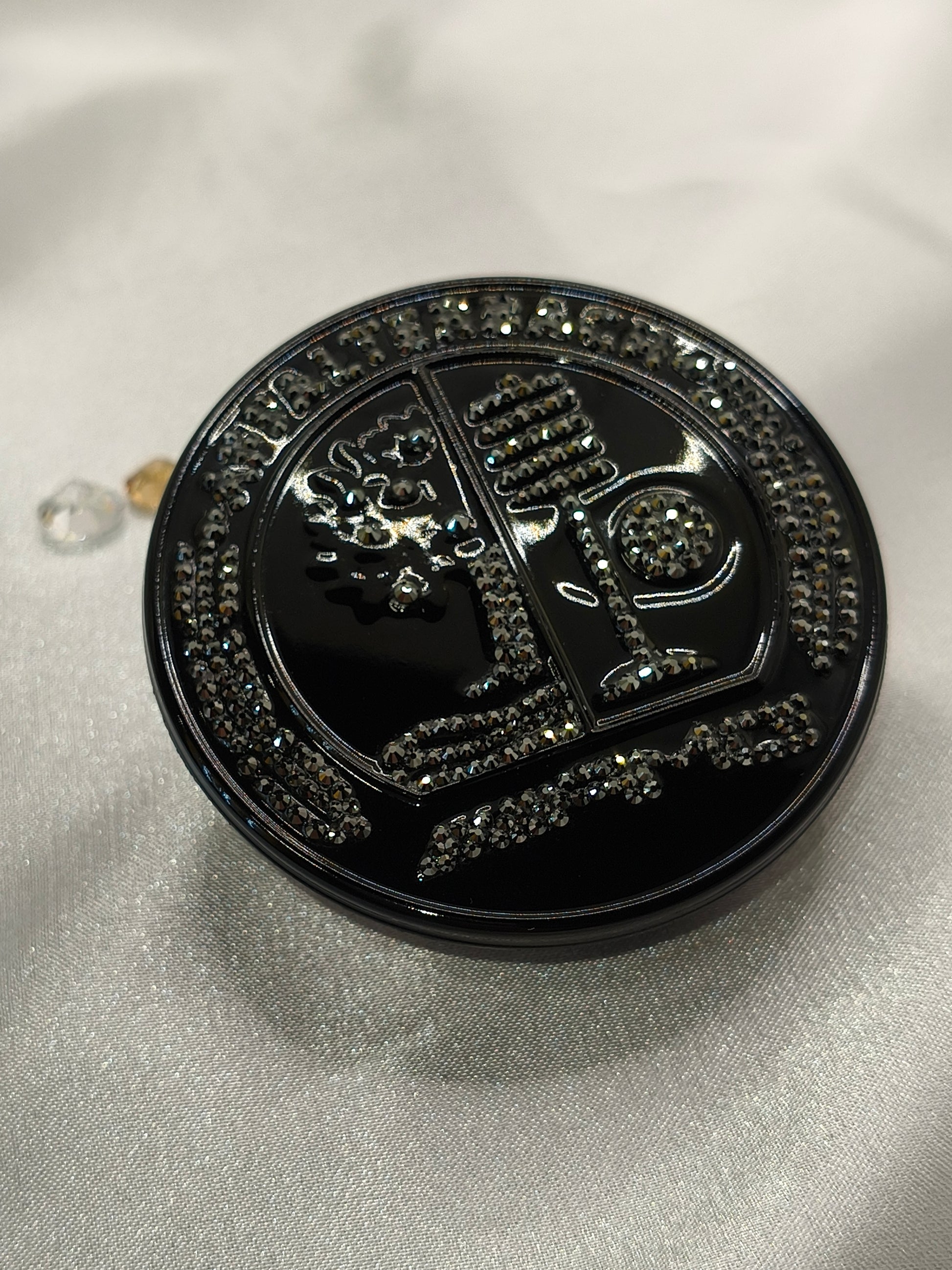 Original OEM | Mercedes-Benz AMG Affalterbach Logo Motorhaube | mit original Preciosa® Kristallen - Black Saphir Crystals