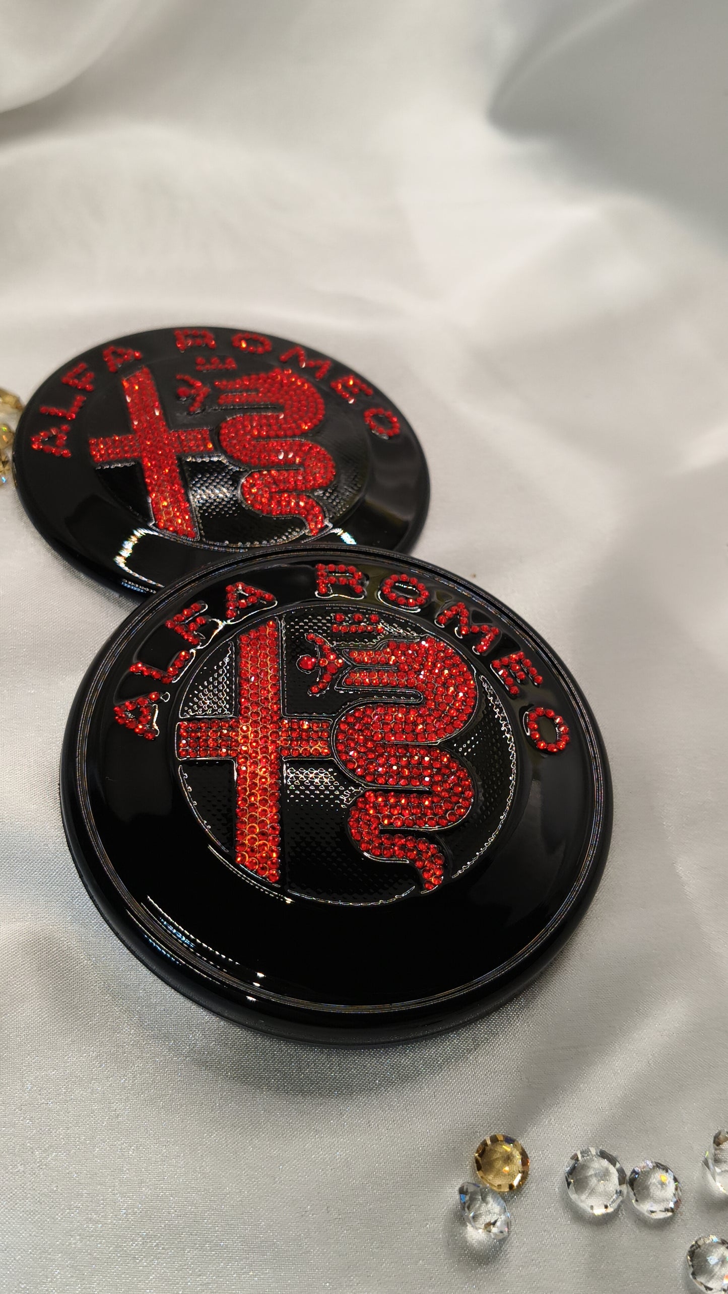 Original OEM Alfa Romeo | Logo Emblem Set vorn+hinten Schwarz/Rot | mit original Preciosa® Kristallen - Black Saphir Crystals