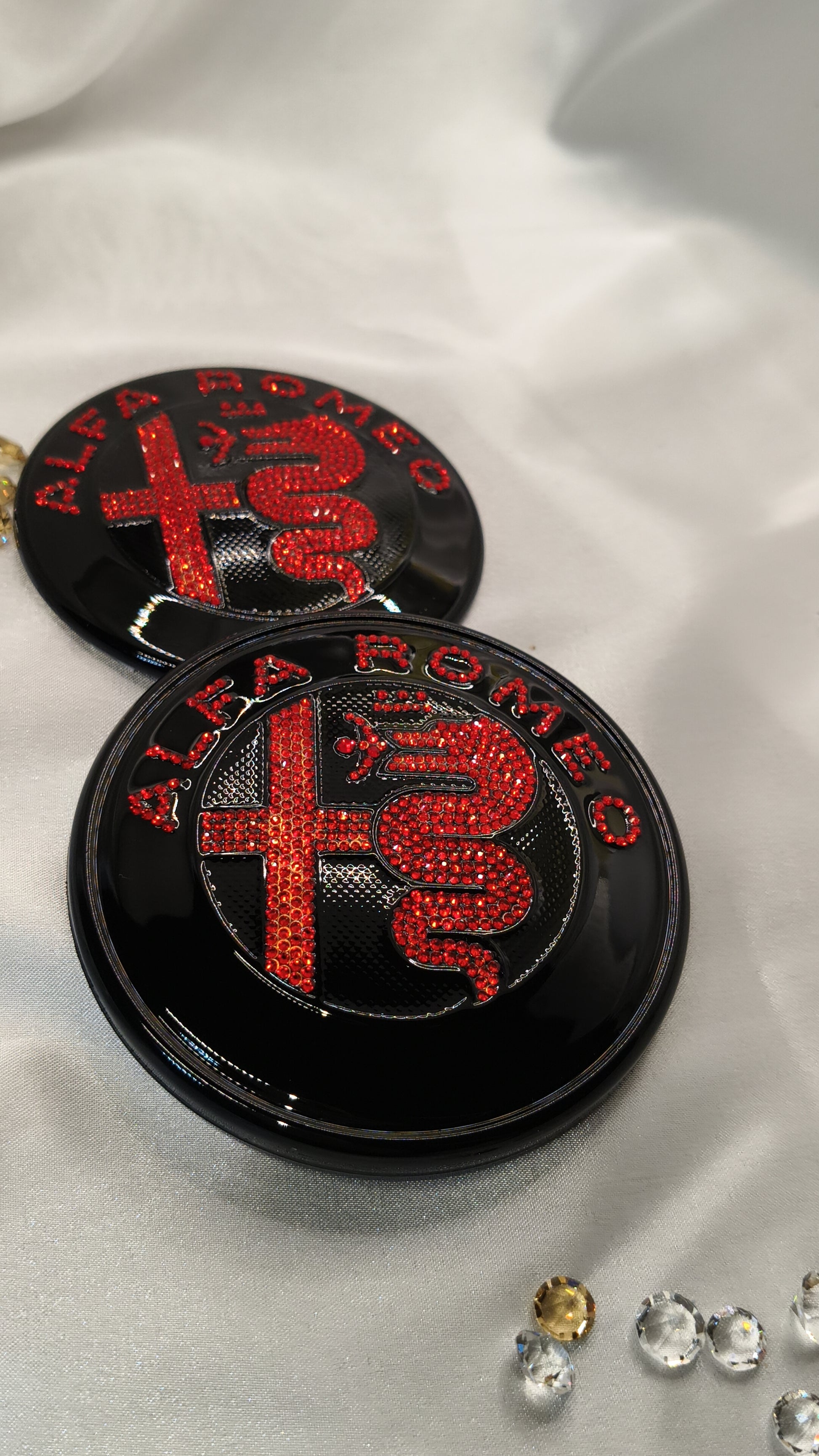 Original OEM Alfa Romeo | Logo Emblem Set vorn+hinten Schwarz/Rot | mit original Preciosa® Kristallen - Black Saphir Crystals