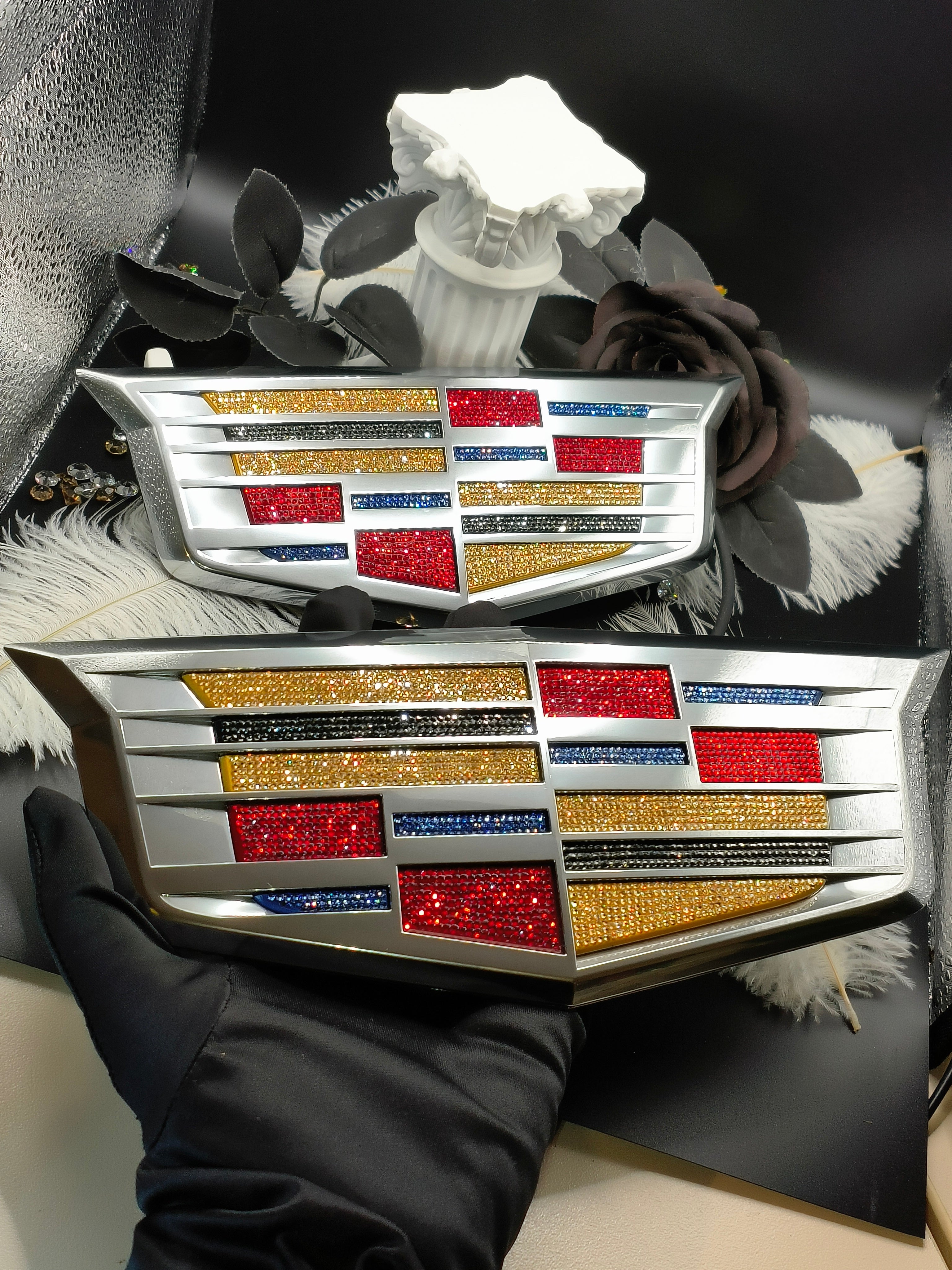 Original Cadillac | Logo Emblem Front vorne Grill oder Hinten | mit original Swarovski®/Preciosa® Kristallen - Black Saphir Crystals