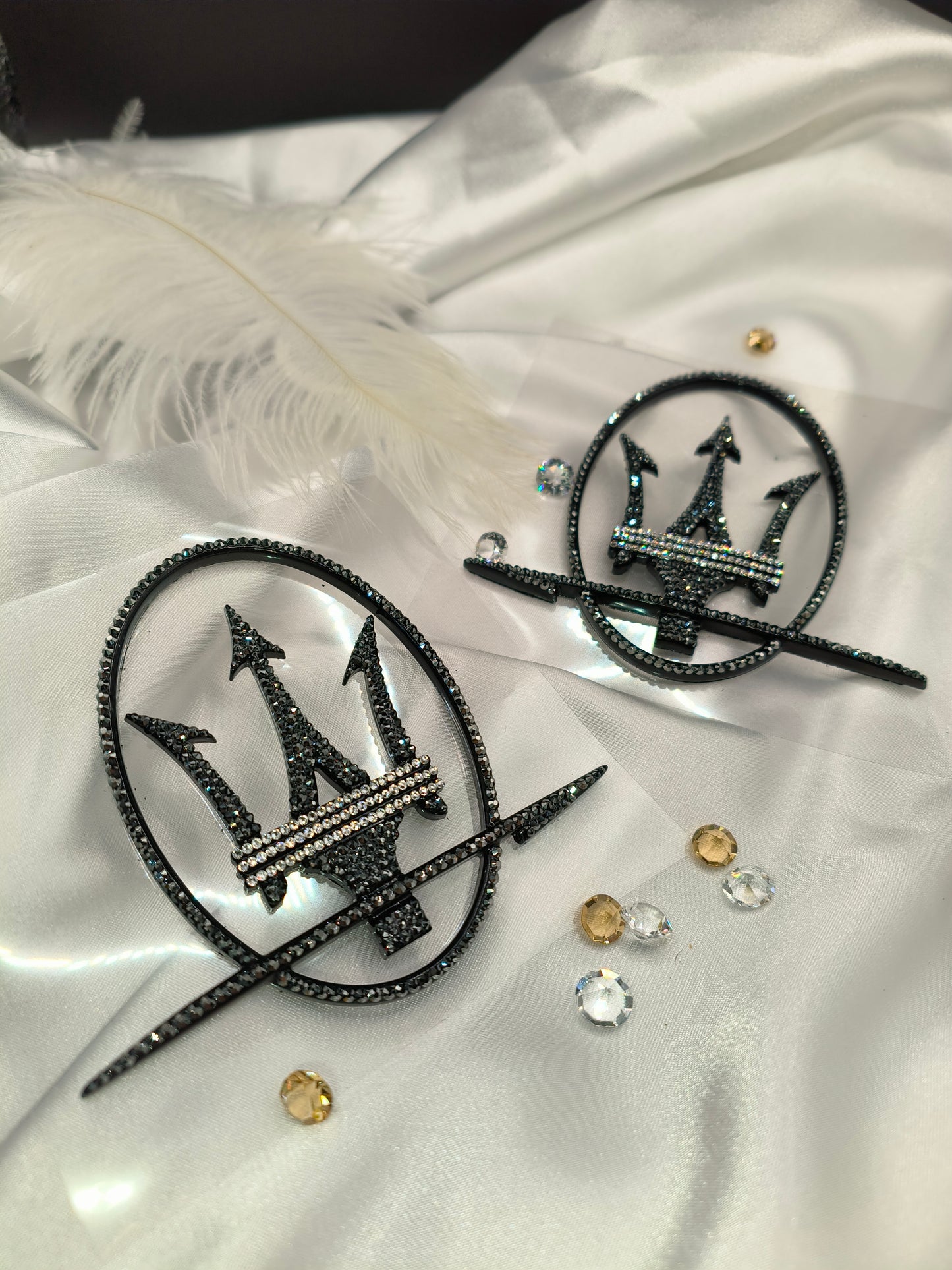 Original OEM | Maserati Logo Emblem Set links+rechts | mit original Preciosa® Kristallen - Black Saphir Crystals