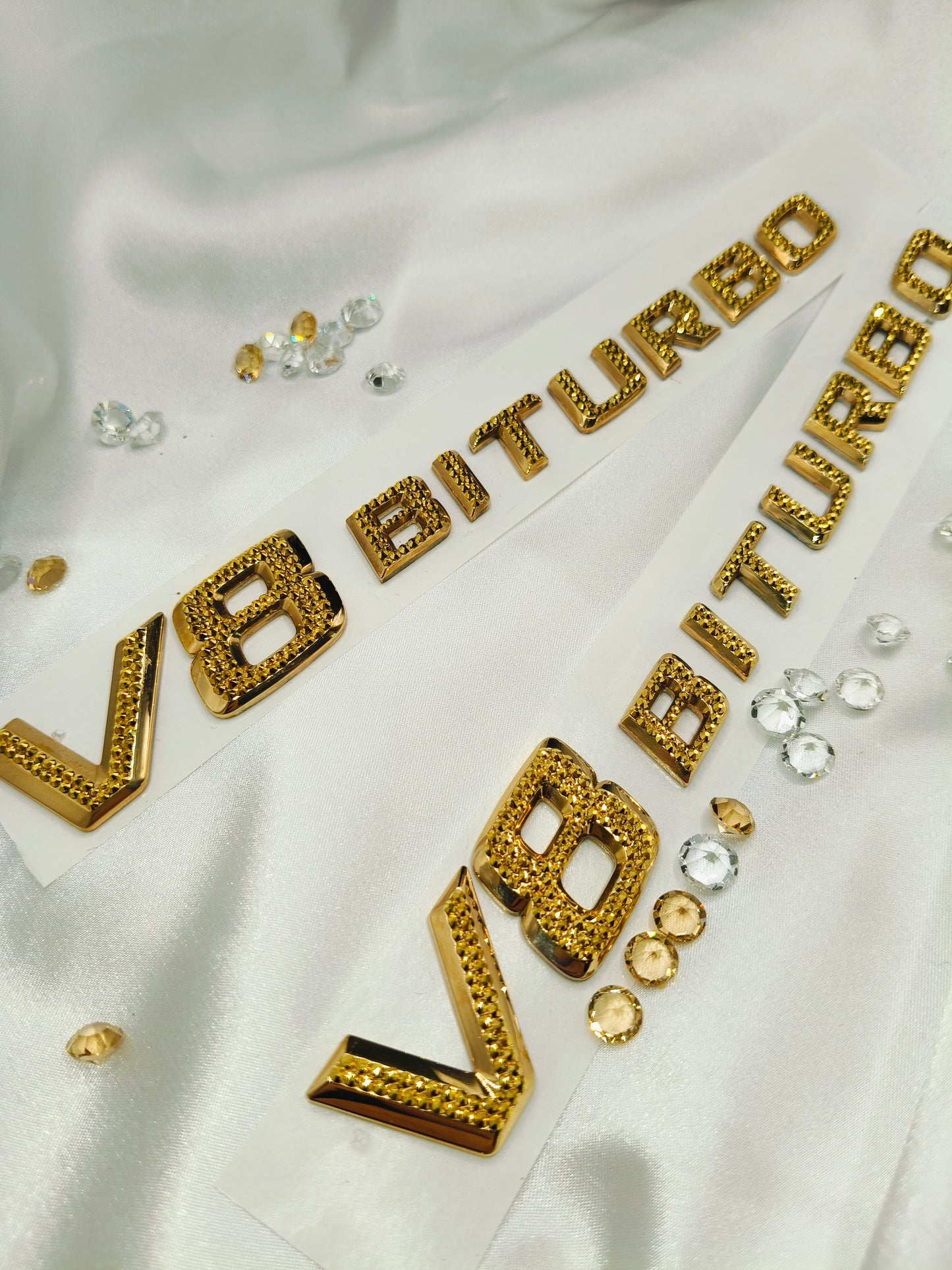 Original OEM | Mercedes-Benz AMG V8 Biturbo Gold 24k Logo Emblem Set 2 Stück | mit original Preciosa® Kristallen - Black Saphir Crystals