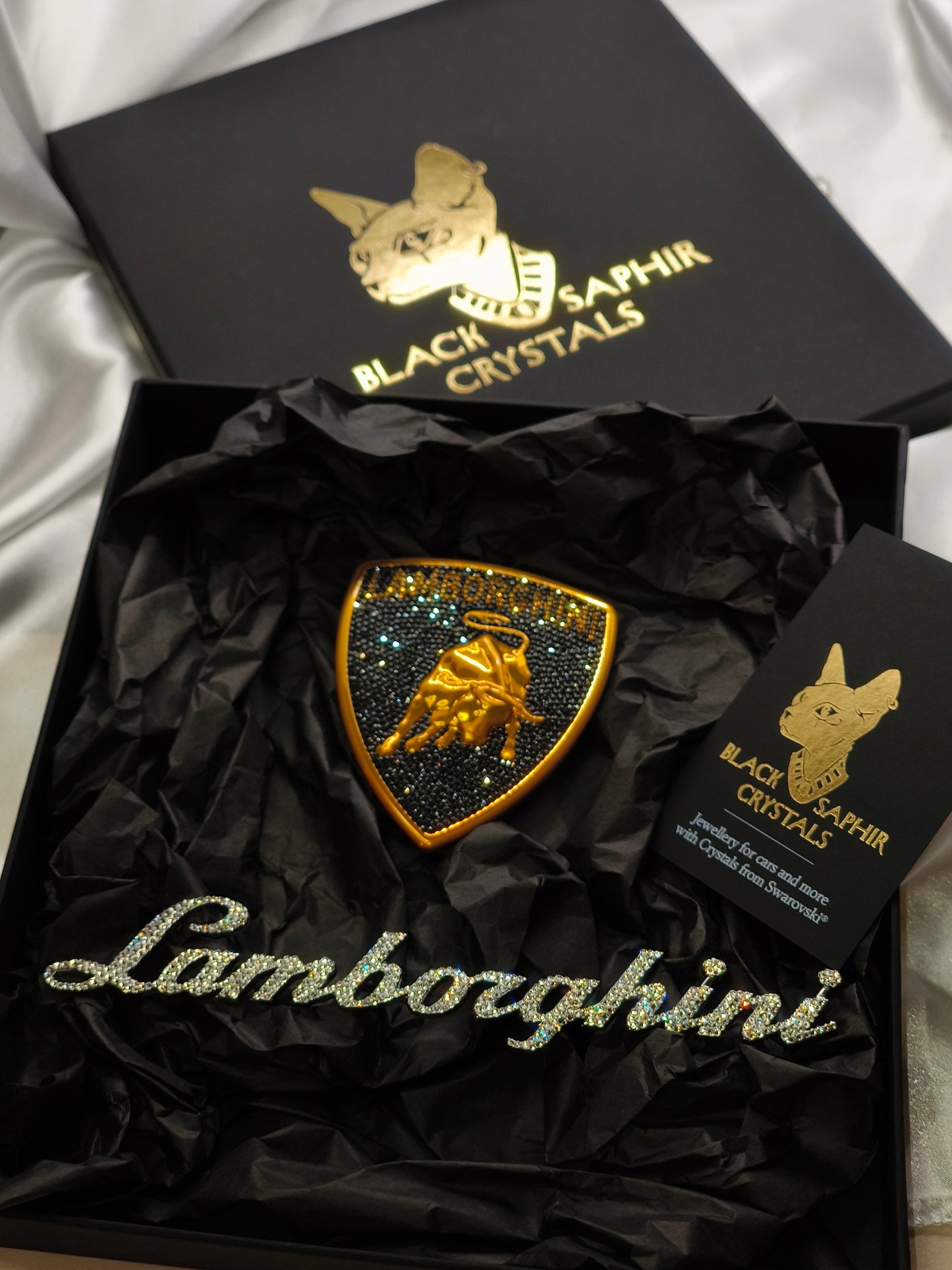Lamborghini Urus SE | Preciosa Kristalle | Schweizer maßgefertigtes Original OEM | Luxusauto Zubehör  | Badge Logo Emblem Set Komplett