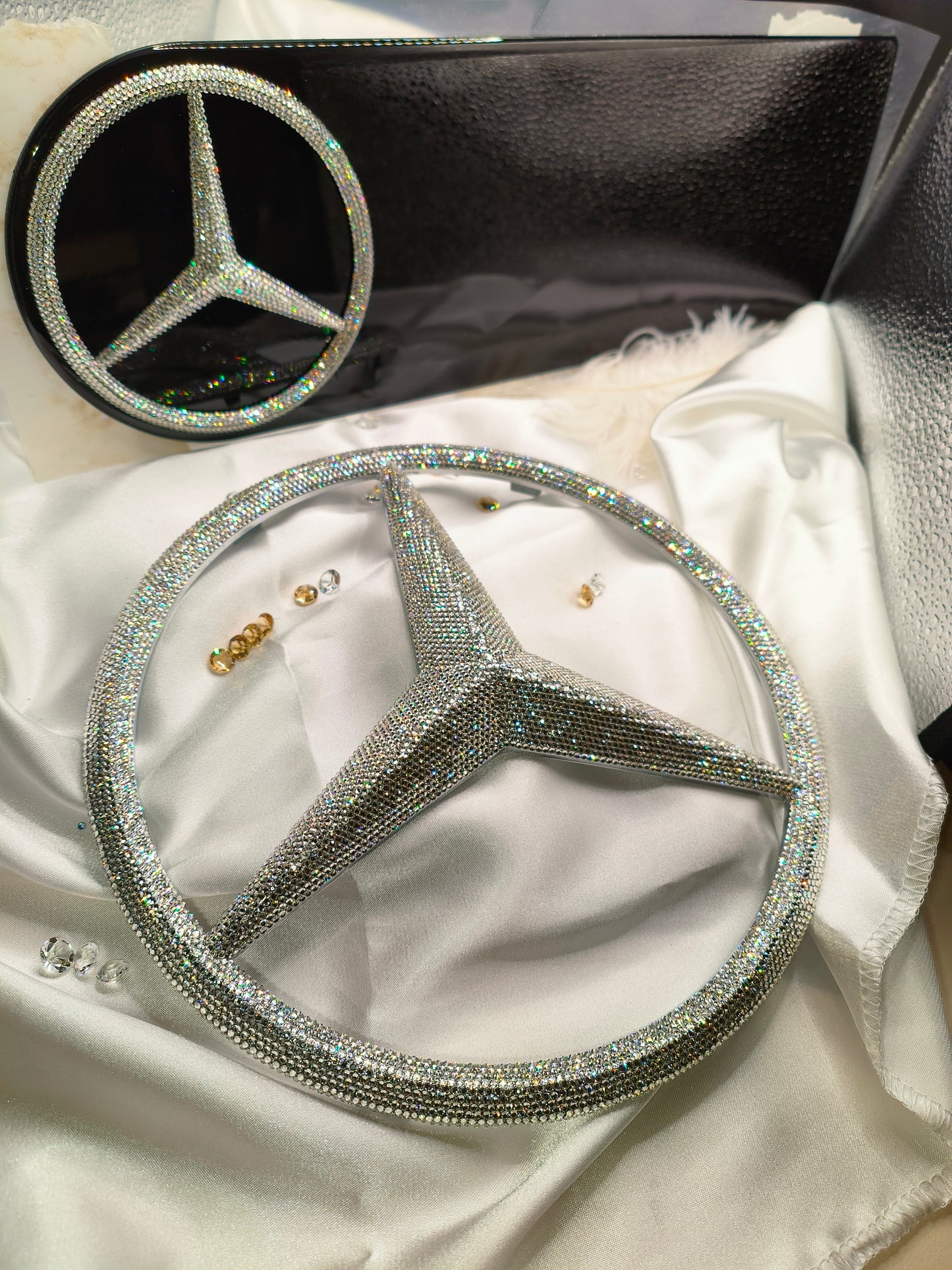 Original OEM | Mercedes-Benz Logo Set G Klasse G63 AMG Emblem Grill + Ersatzrad Deckel | mit original Preciosa® Kristallen 1.7mm - Black Saphir Crystals