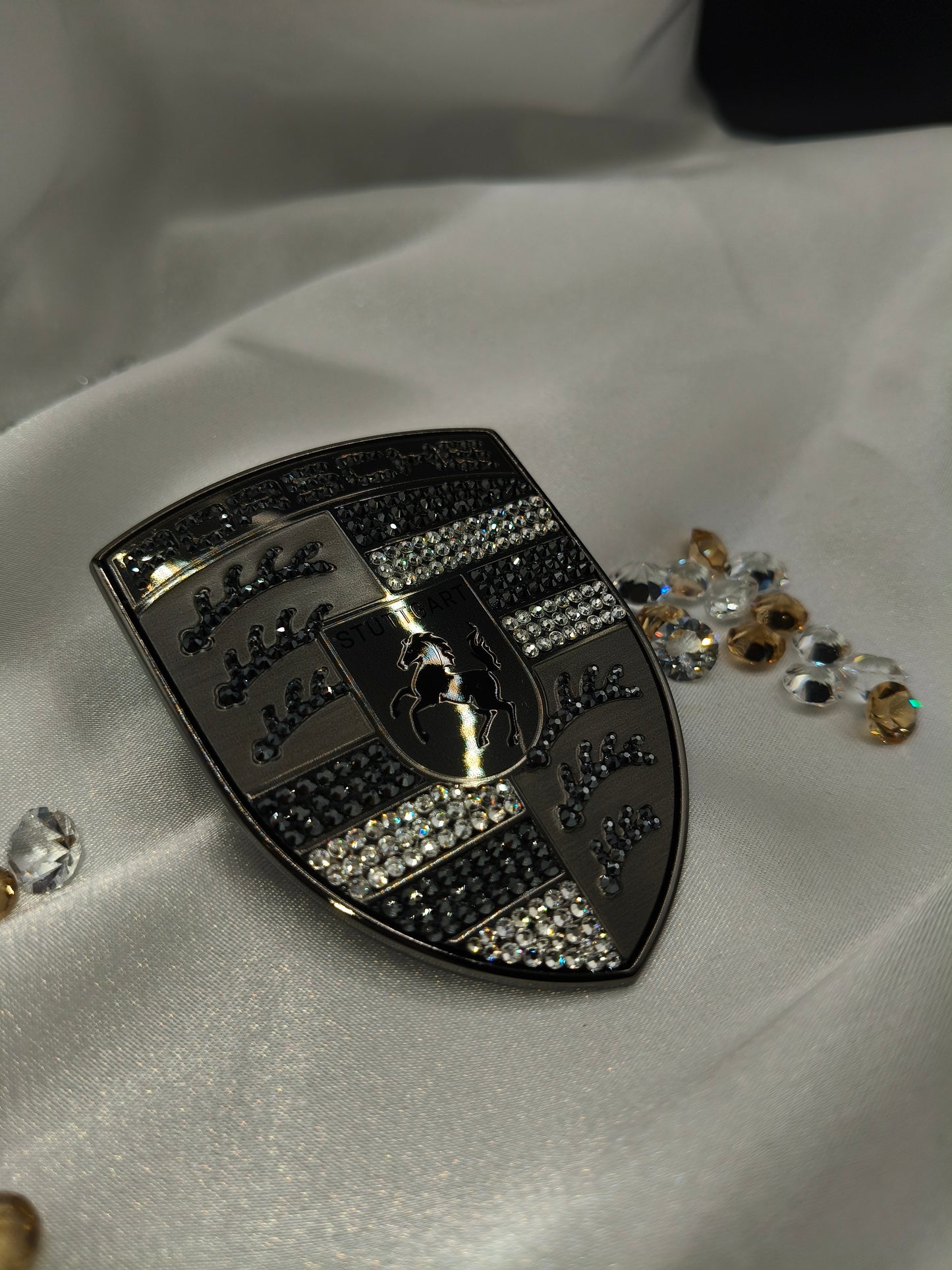 Original OEM | Porsche Turbonit Logo Emblem Motorhaube | mit original Preciosa® Kristallen - Black Saphir Crystals
