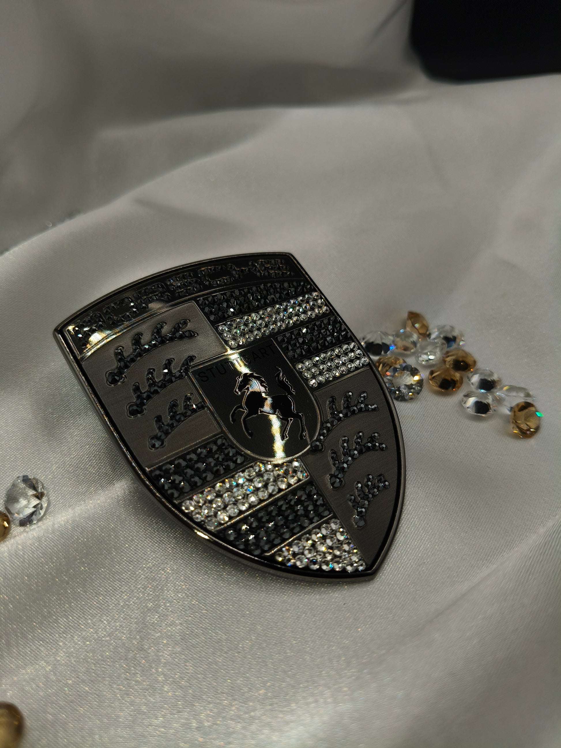 Original OEM | Porsche Turbonit Logo Emblem Motorhaube | mit original Preciosa® Kristallen - Black Saphir Crystals