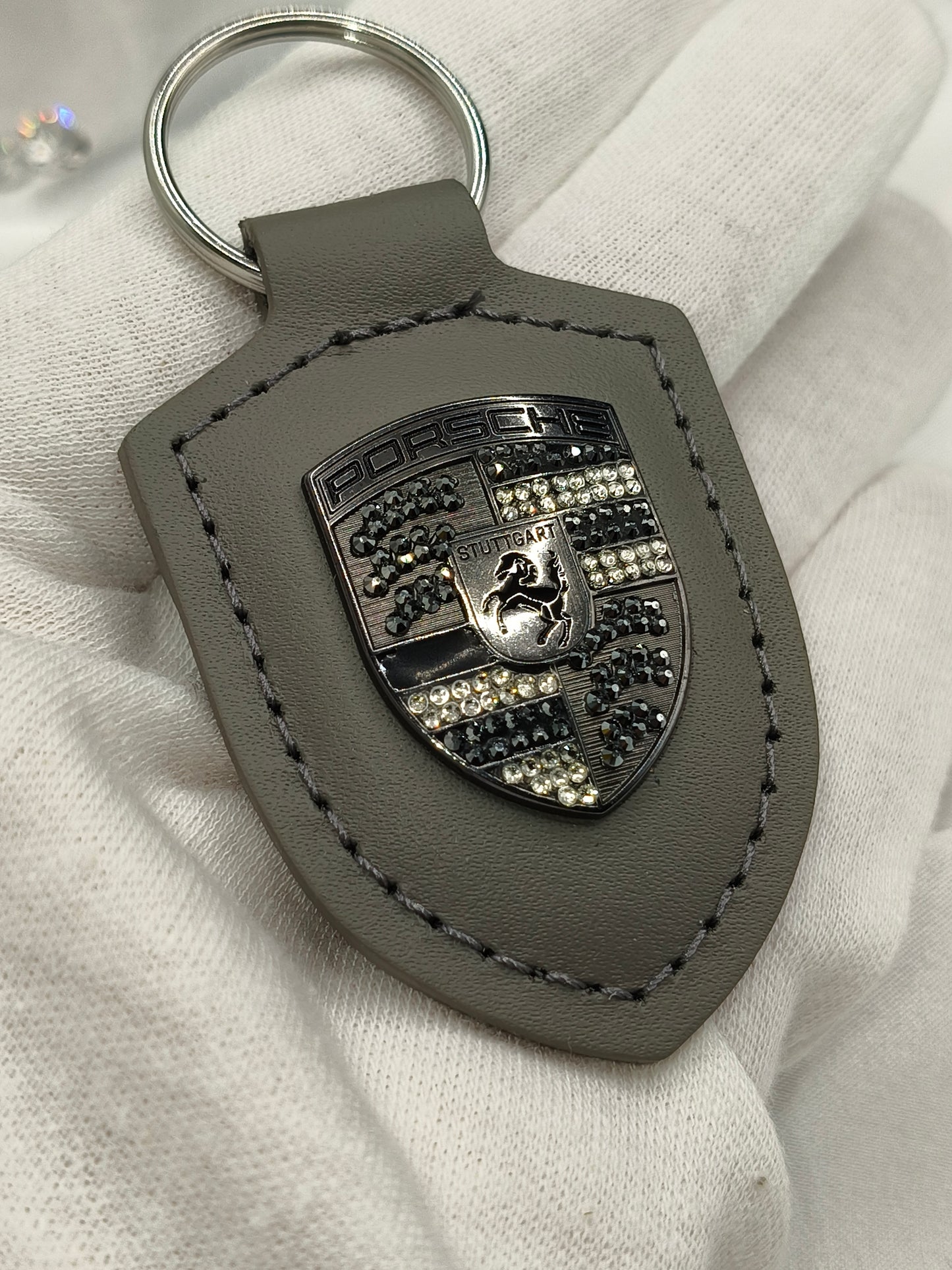 Original OEM | Porsche Turbonit (Limited Edition) grau Logo Emblem Schlüsselanhänger | mit original Preciosa Kristallen® - Black Saphir Crystals