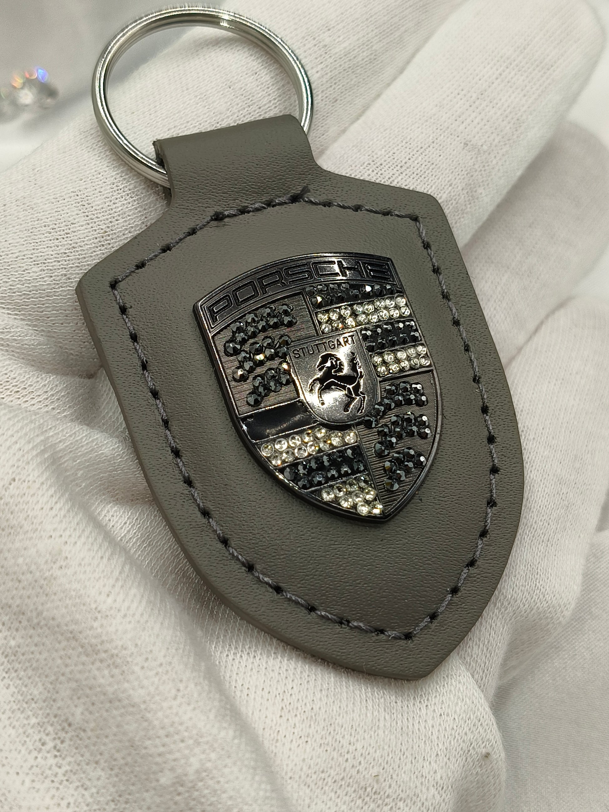 Original OEM | Porsche Turbonit (Limited Edition) grau Logo Emblem Schlüsselanhänger | mit original Preciosa Kristallen® - Black Saphir Crystals