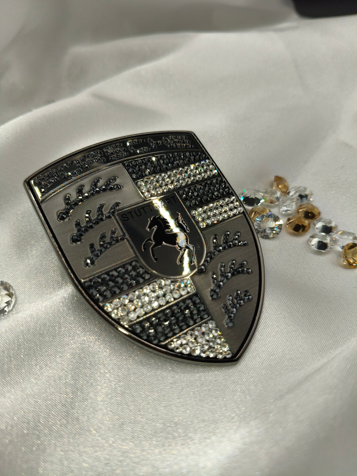 Original OEM | Porsche Turbonit Logo Emblem Motorhaube | mit original Preciosa® Kristallen - Black Saphir Crystals