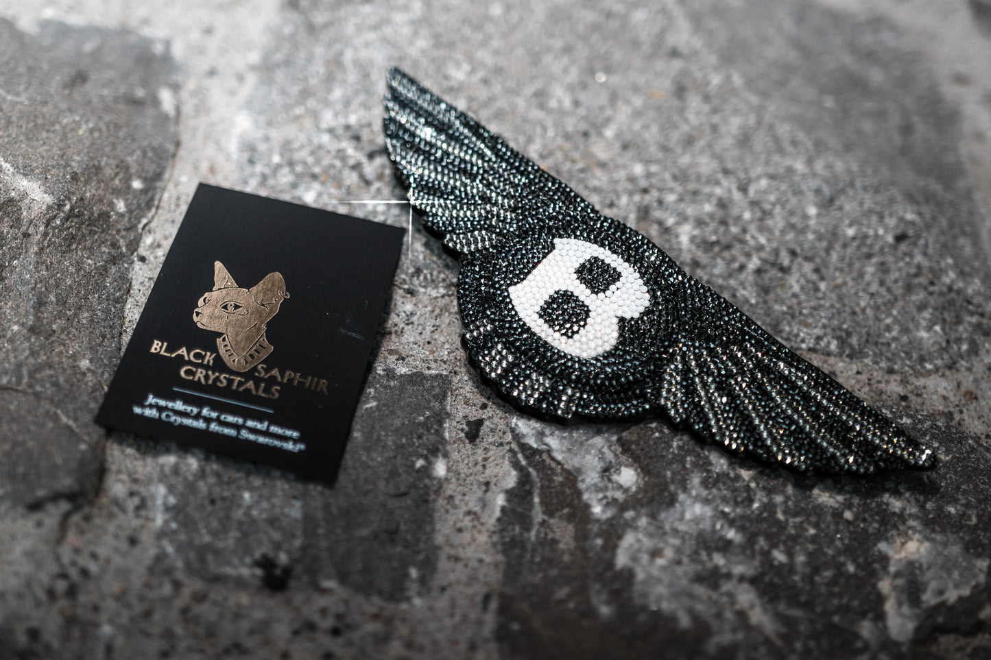 Original Bentley | Logo Emblem | mit original Swarovski® oder Preciosa® Kristallen veredelt | bling iced luxury gift batch tuning - Black Saphir Crystals