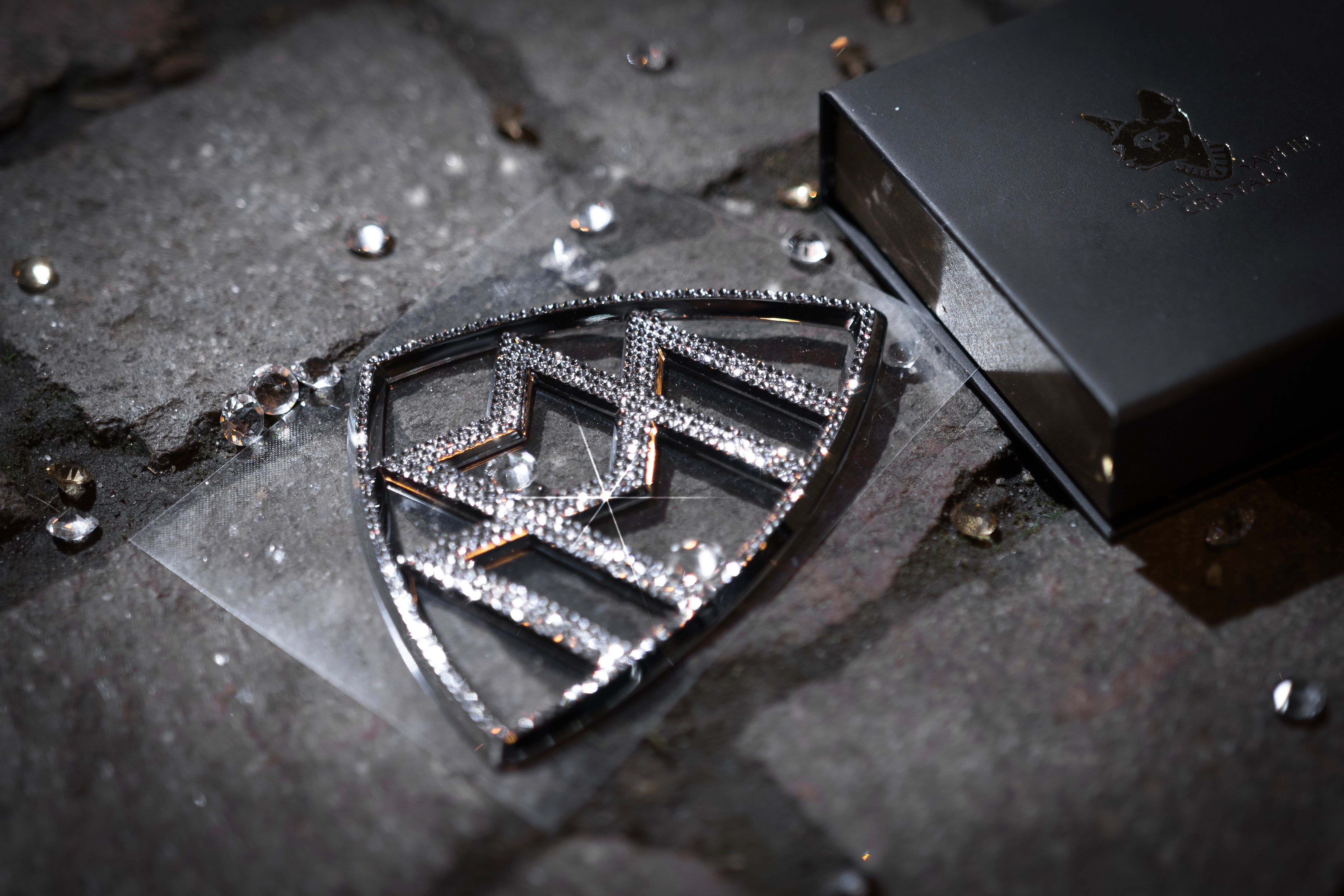 Original Mercedes Maybach Logo Emblem seitlich mit original Swarovski® oder Preciosa® Veredelt - Black Saphir Crystals