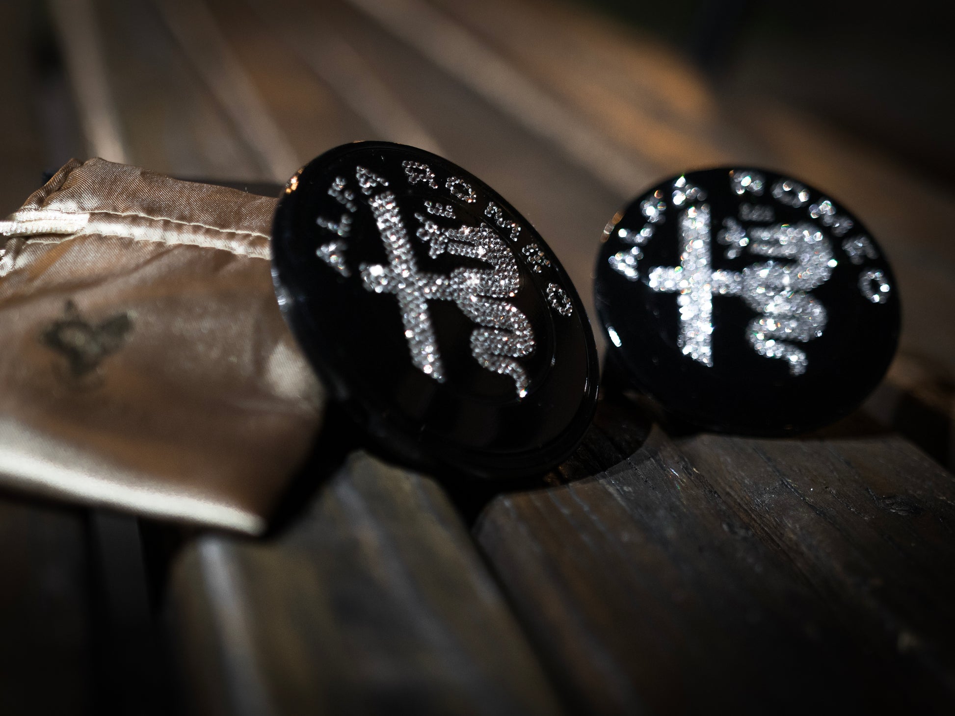 Original Logo Emblem Set vorn+hinten mit original Swarovski® oder Preciosa® Veredelt - Black Saphir Crystals
