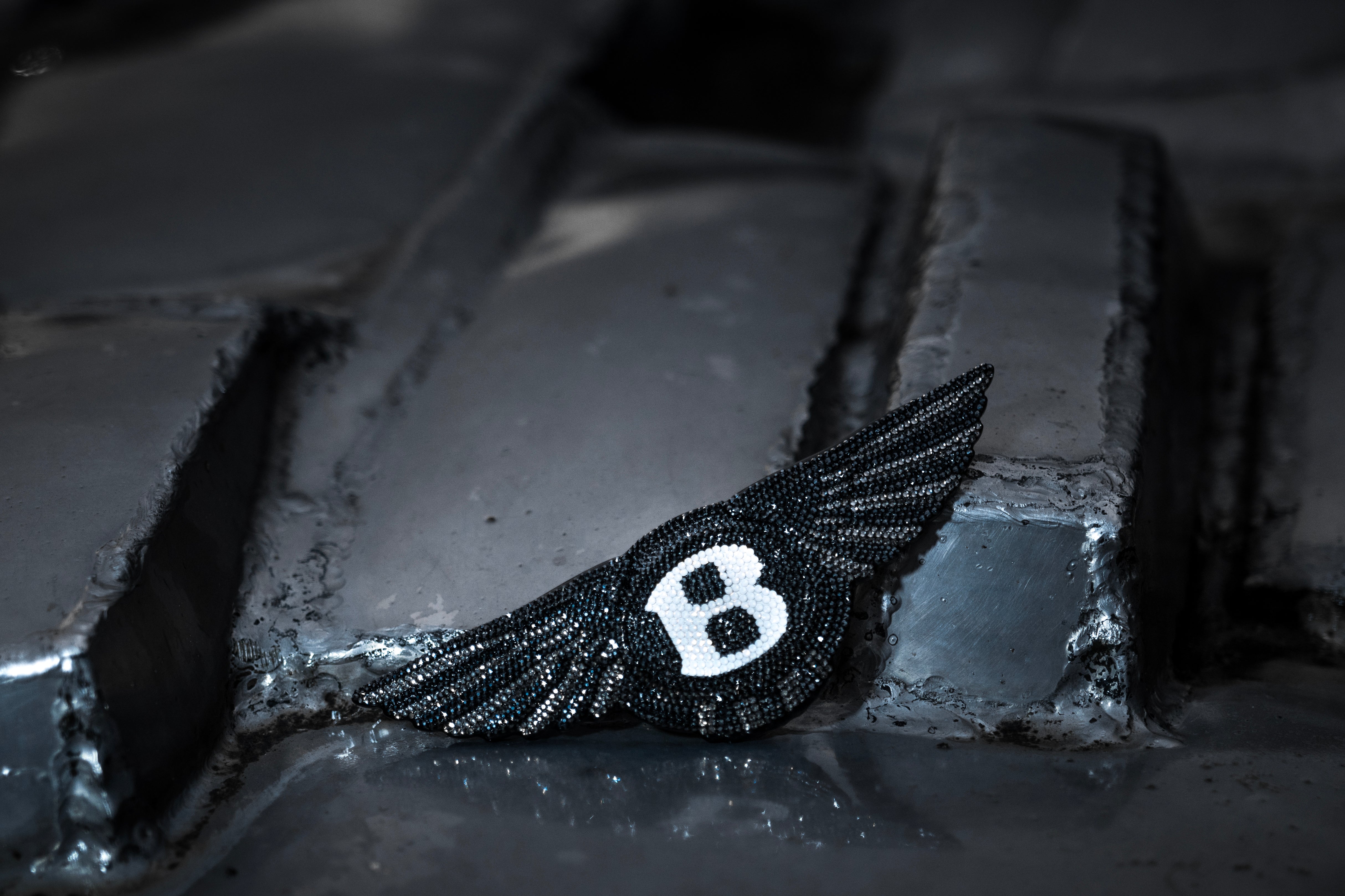 Original Bentley | Logo Emblem | mit original Swarovski® oder Preciosa® Kristallen veredelt | bling iced luxury gift batch tuning - Black Saphir Crystals
