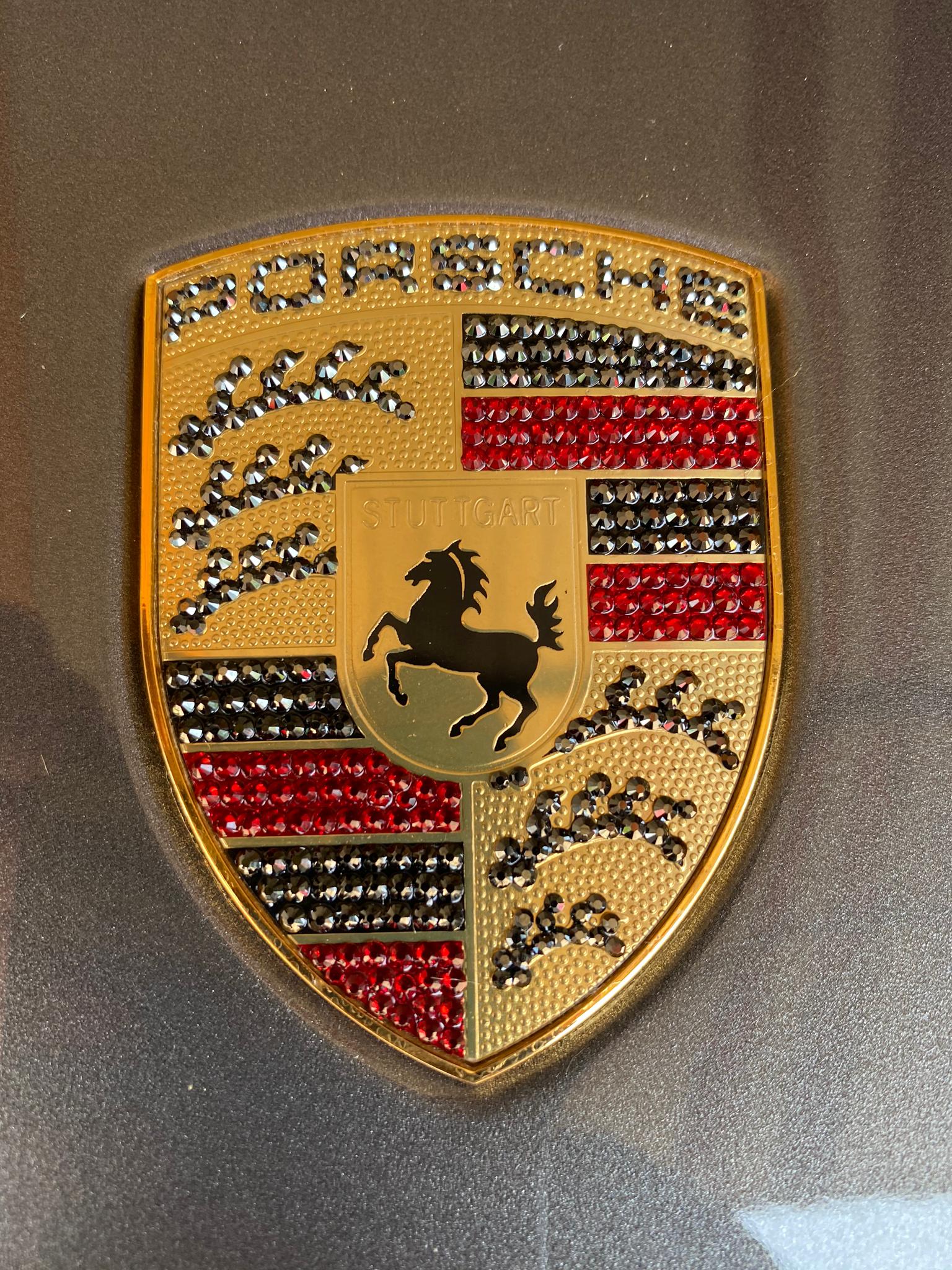 Original Porsche Logo Emblem mit original Swarovski® oder Preciosa® Veredelt - Black Saphir Crystals