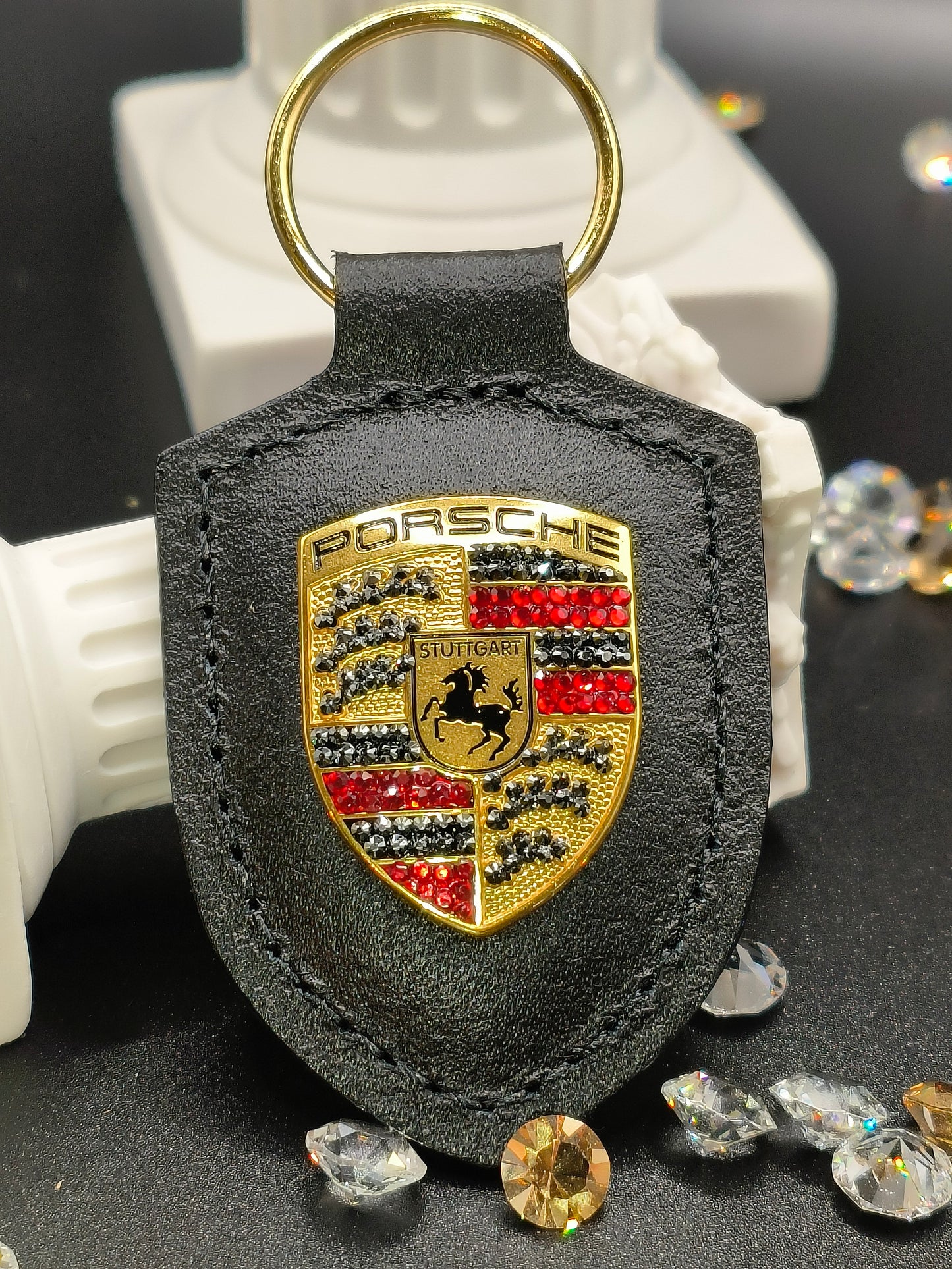 Original Porsche Logo Emblem Schlüsselanhänger mit original Swarovski® oder Preciosa® Veredelt - Black Saphir Crystals
