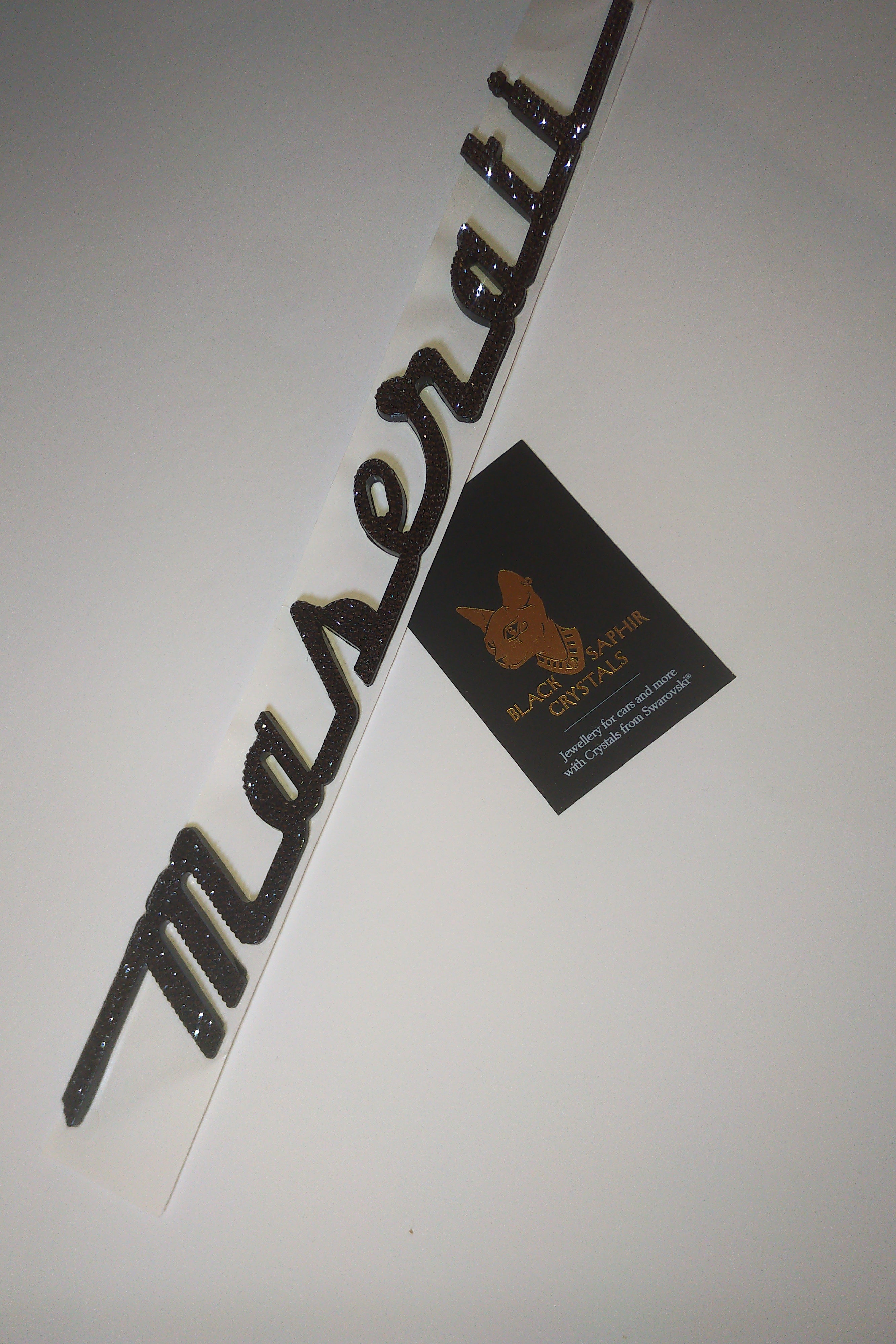 Original Maserati Logo Schriftzug hinten mit Swarovski® oder Preciosa® Veredelt - Black Saphir Crystals
