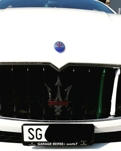 Original Maserati Logo Emblem Dreizack komplett Set mit Swarovski® oder Preciosa® Veredelt - Black Saphir Crystals