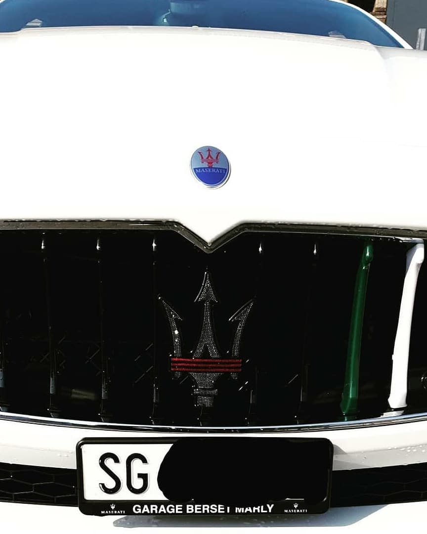 Original Maserati Logo Emblem Dreizack komplett Set mit Swarovski® oder Preciosa® Veredelt - Black Saphir Crystals