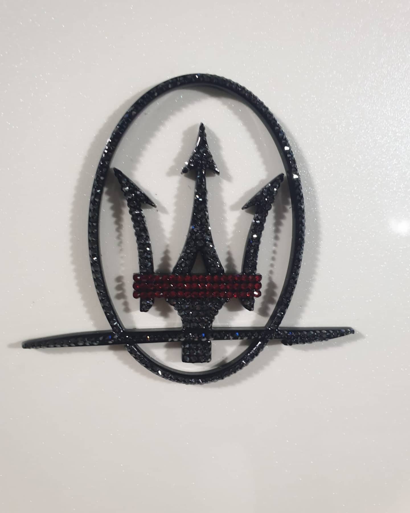 Original Maserati Logo Emblem Dreizack Emblem seitlich Set 2stk li+re mit Swarovski® oder Preciosa® Veredelt - Black Saphir Crystals