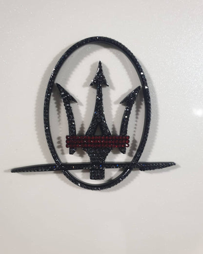 Original Maserati Logo Emblem Dreizack Emblem seitlich Set 2stk li+re mit Swarovski® oder Preciosa® Veredelt - Black Saphir Crystals