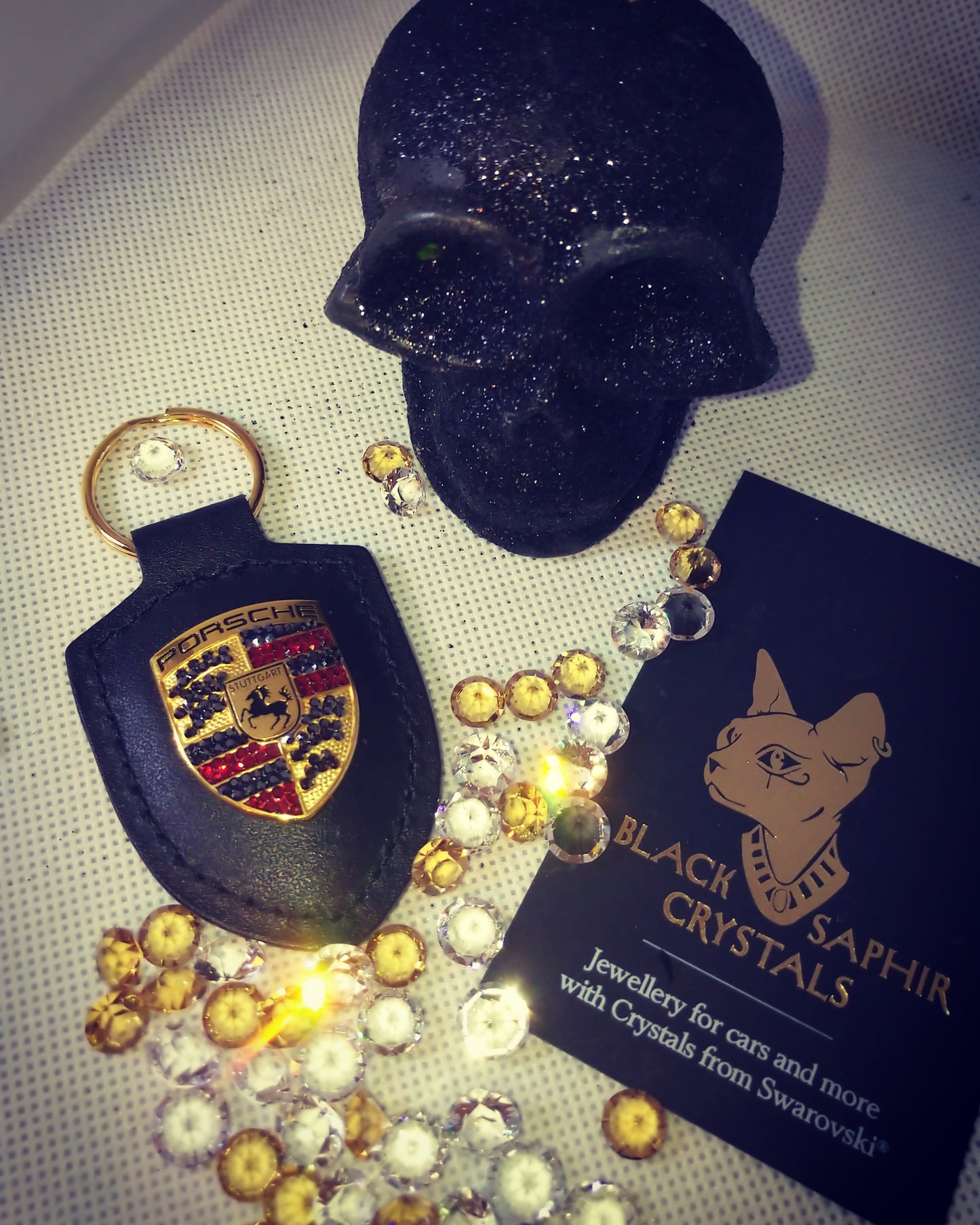 Original Porsche Logo Emblem Schlüsselanhänger mit original Swarovski® oder Preciosa® Veredelt - Black Saphir Crystals
