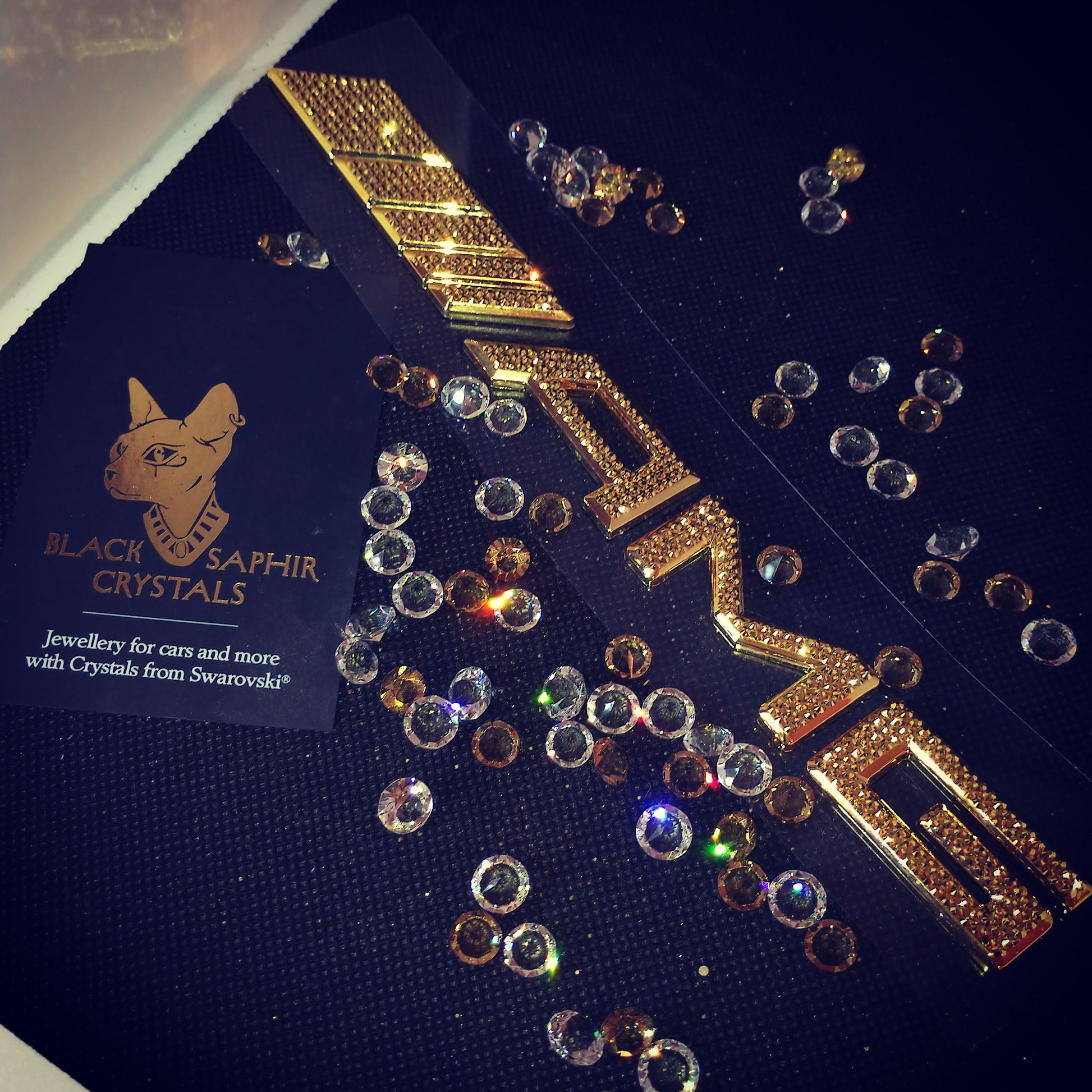 Original Mercedes AMG schrift vergoldet 24k Logo Emblem mit original Swarovski® oder Preciosa® Veredelt - Black Saphir Crystals