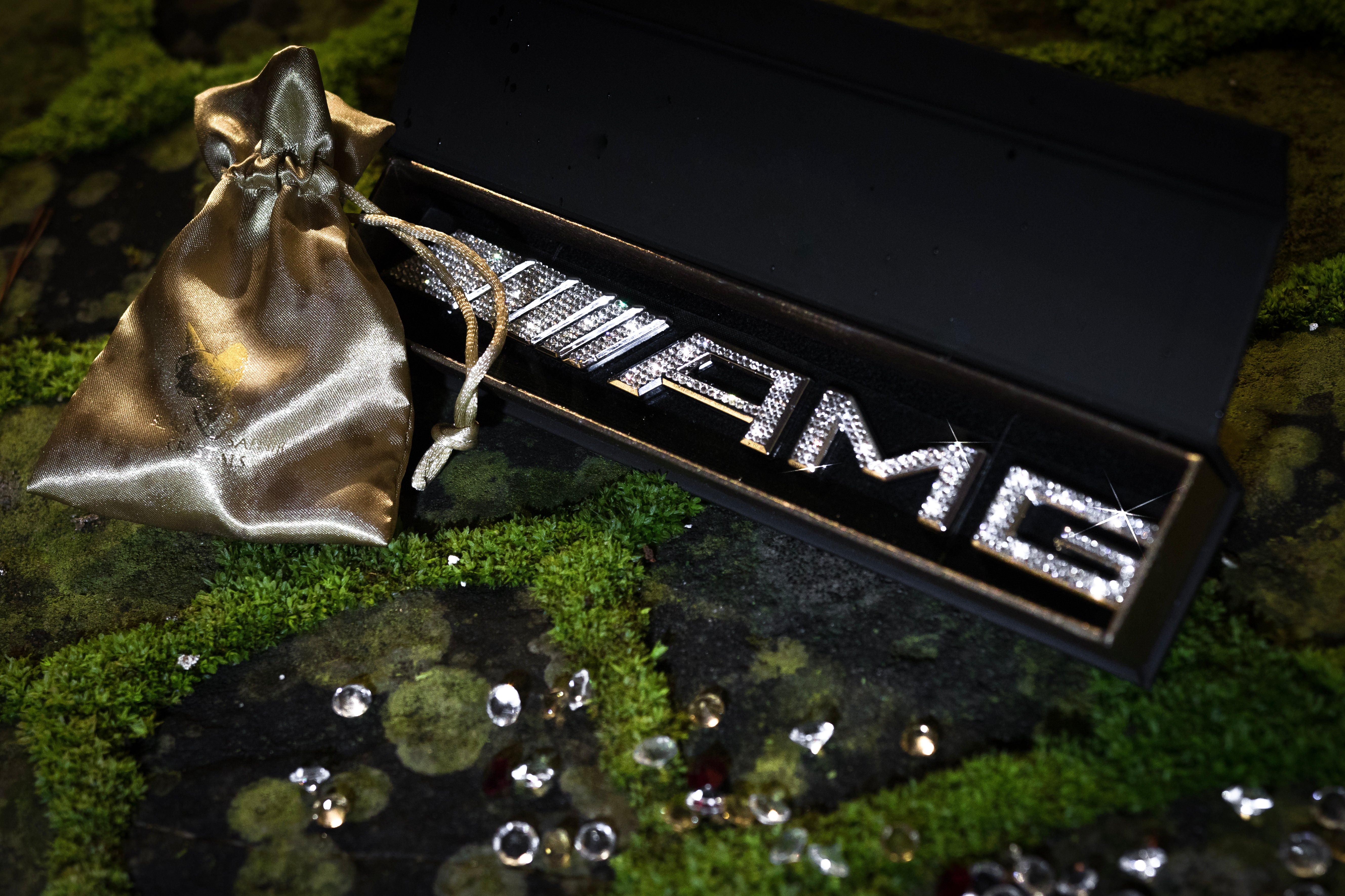 Original Mercedes AMG schrift Logo Emblem mit original Swarovski® oder Preciosa® Veredelt - Black Saphir Crystals