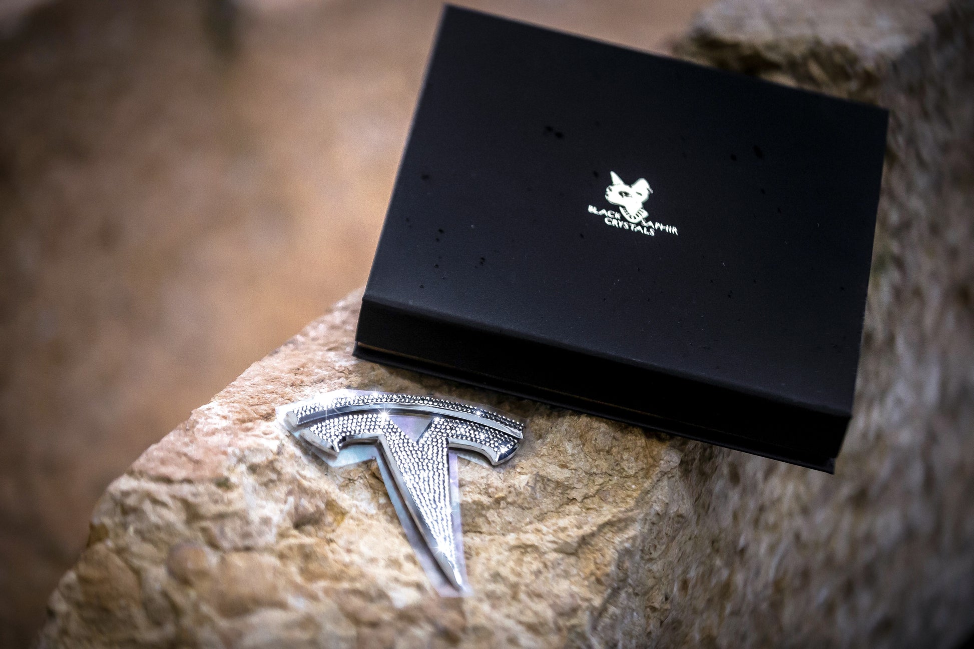 Original Logo Tesla Emblem hinten mit original Swarovski® oder Preciosa® Veredelt - Black Saphir Crystals
