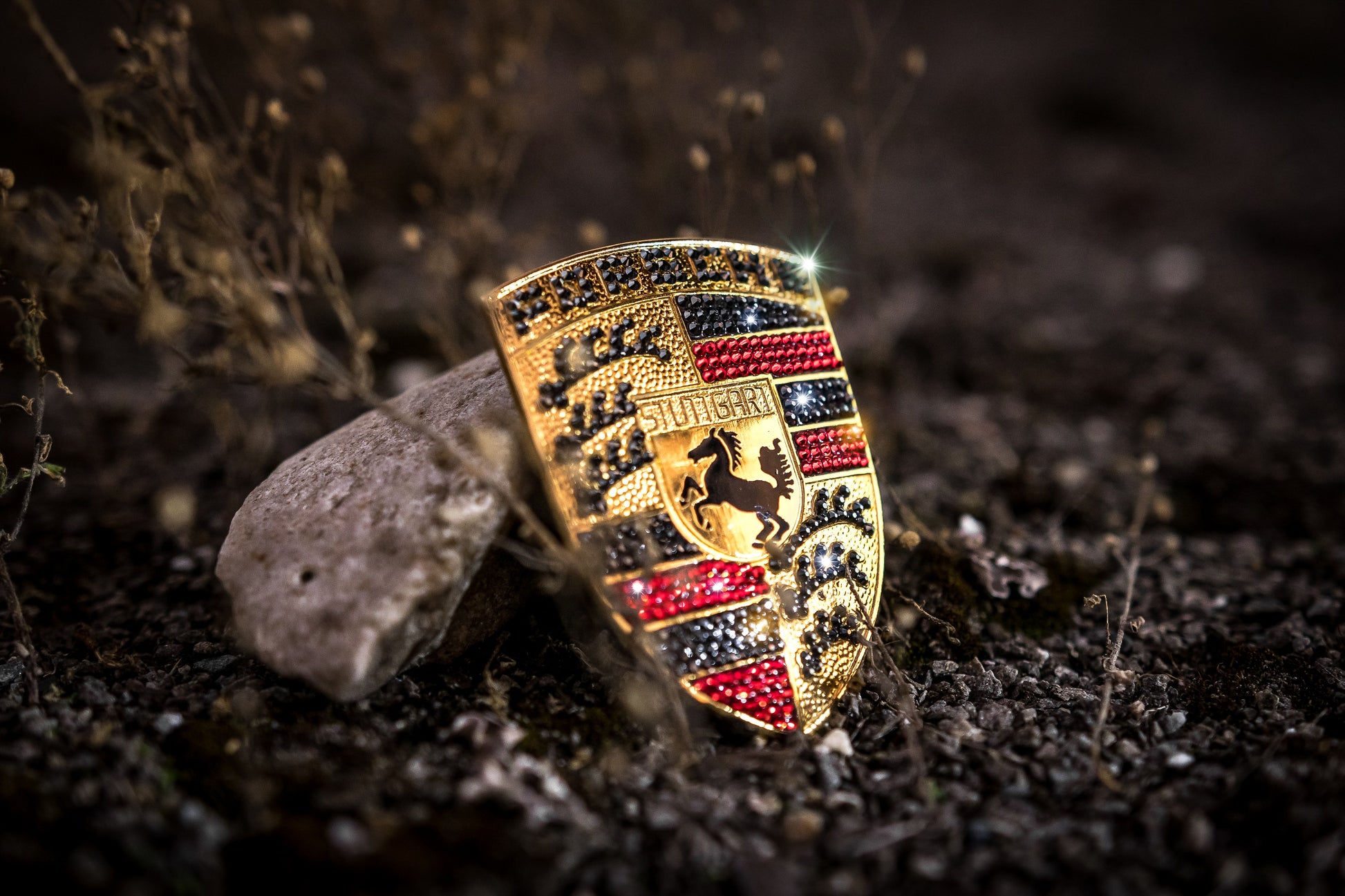 Original Porsche Logo Emblem mit original Swarovski® oder Preciosa® Veredelt - Black Saphir Crystals